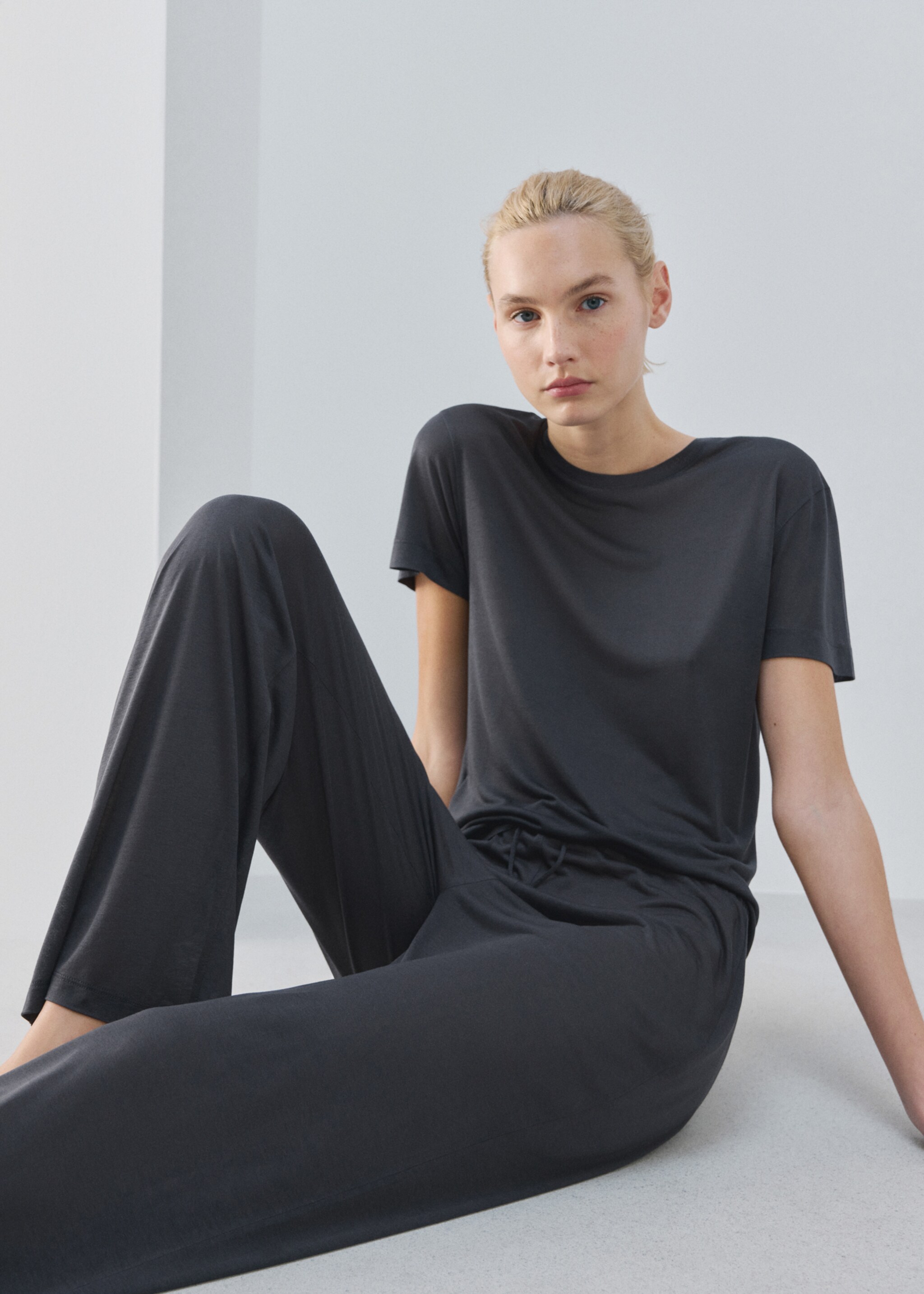 Short-sleeved micro-modal pyjama top - Details of the article 2, Charcoal. Ref: 27021320-00.