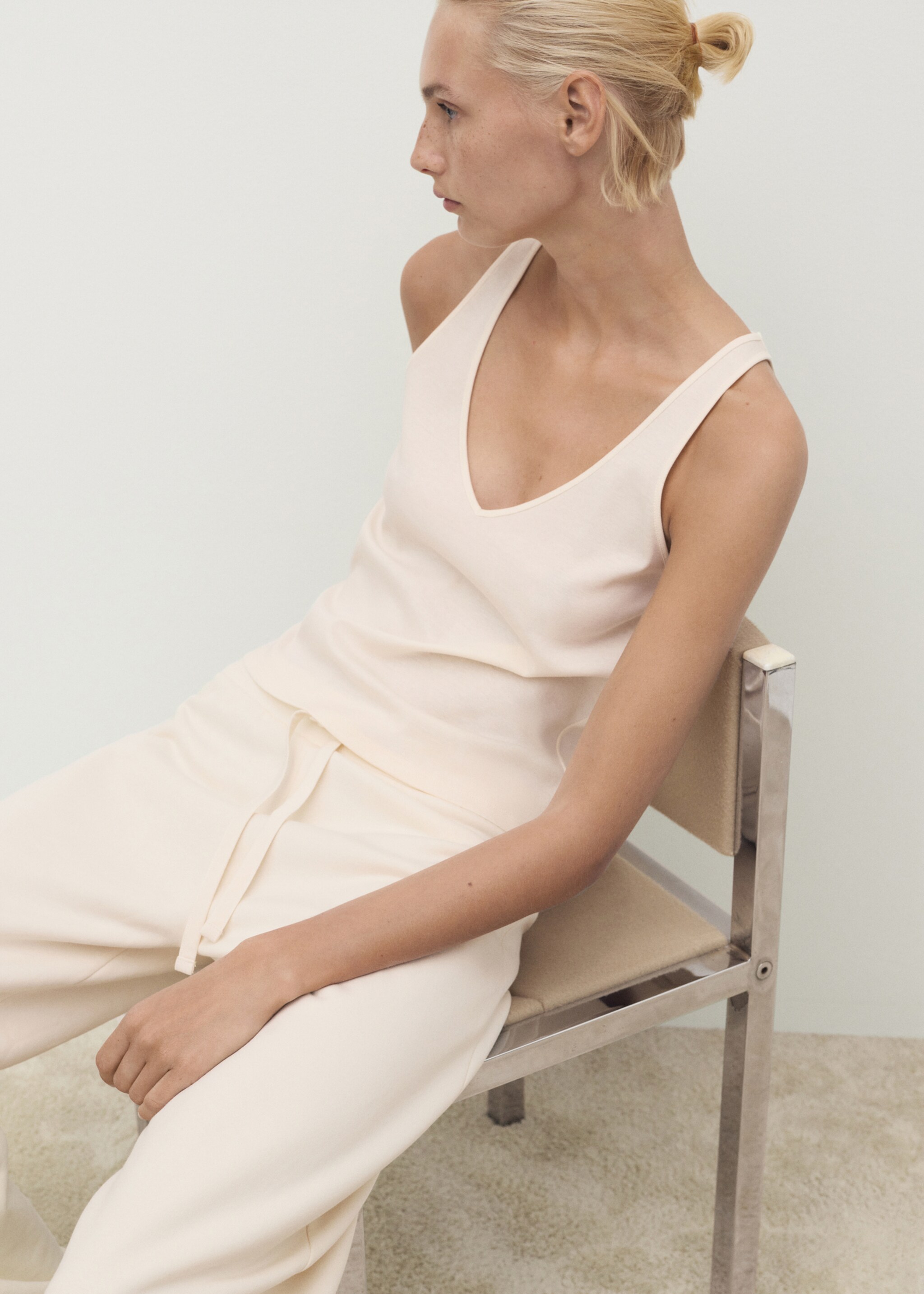 Top algodón tirantes cuello pico - Detalle del artículo 1, Vainilla. Ref: 27021322-00.