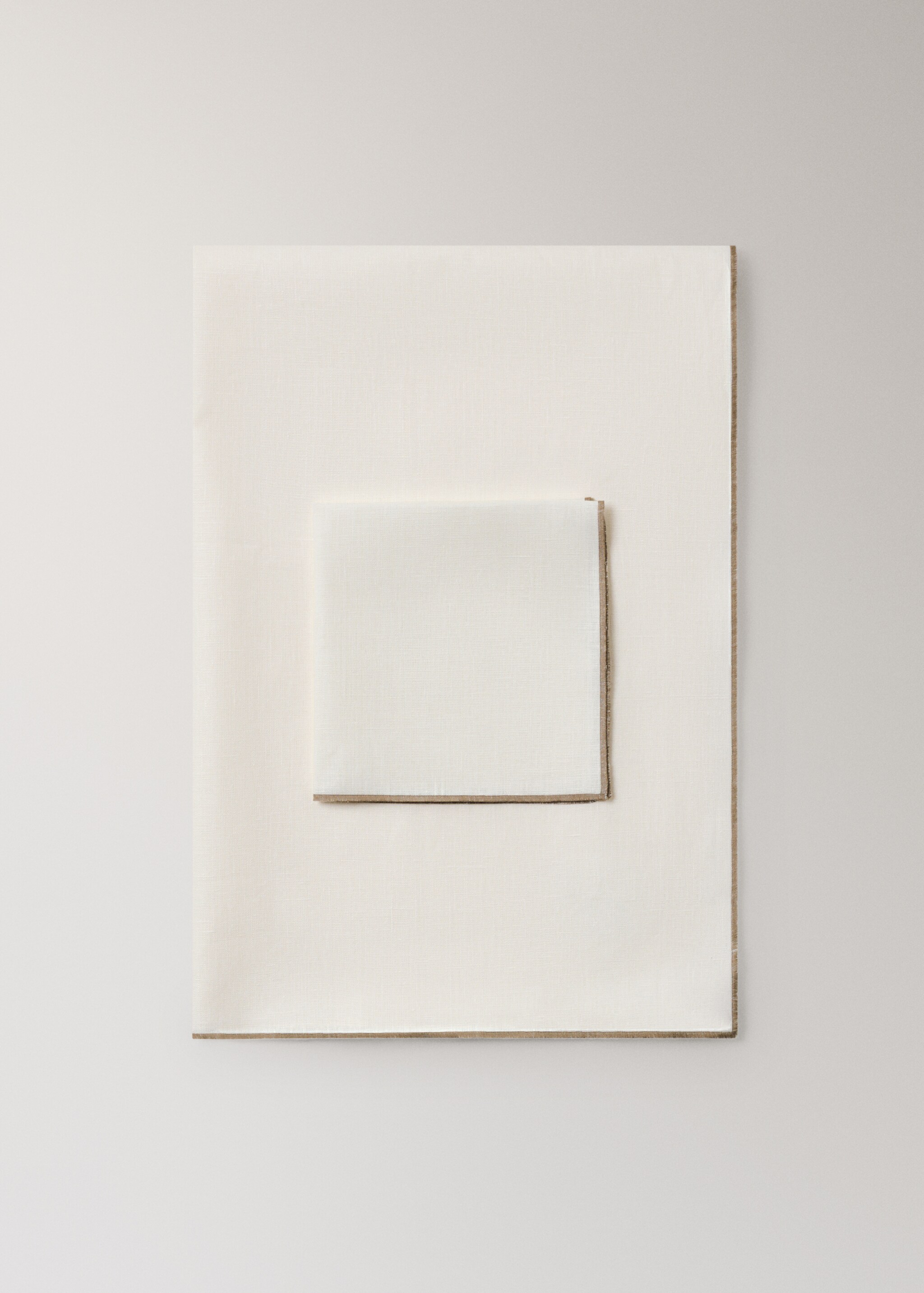 Resin-coated 100% linen tablecloth with contrasting overlock for 8 to 10 diners - Article without model, Off White. Ref: 27021338-00.