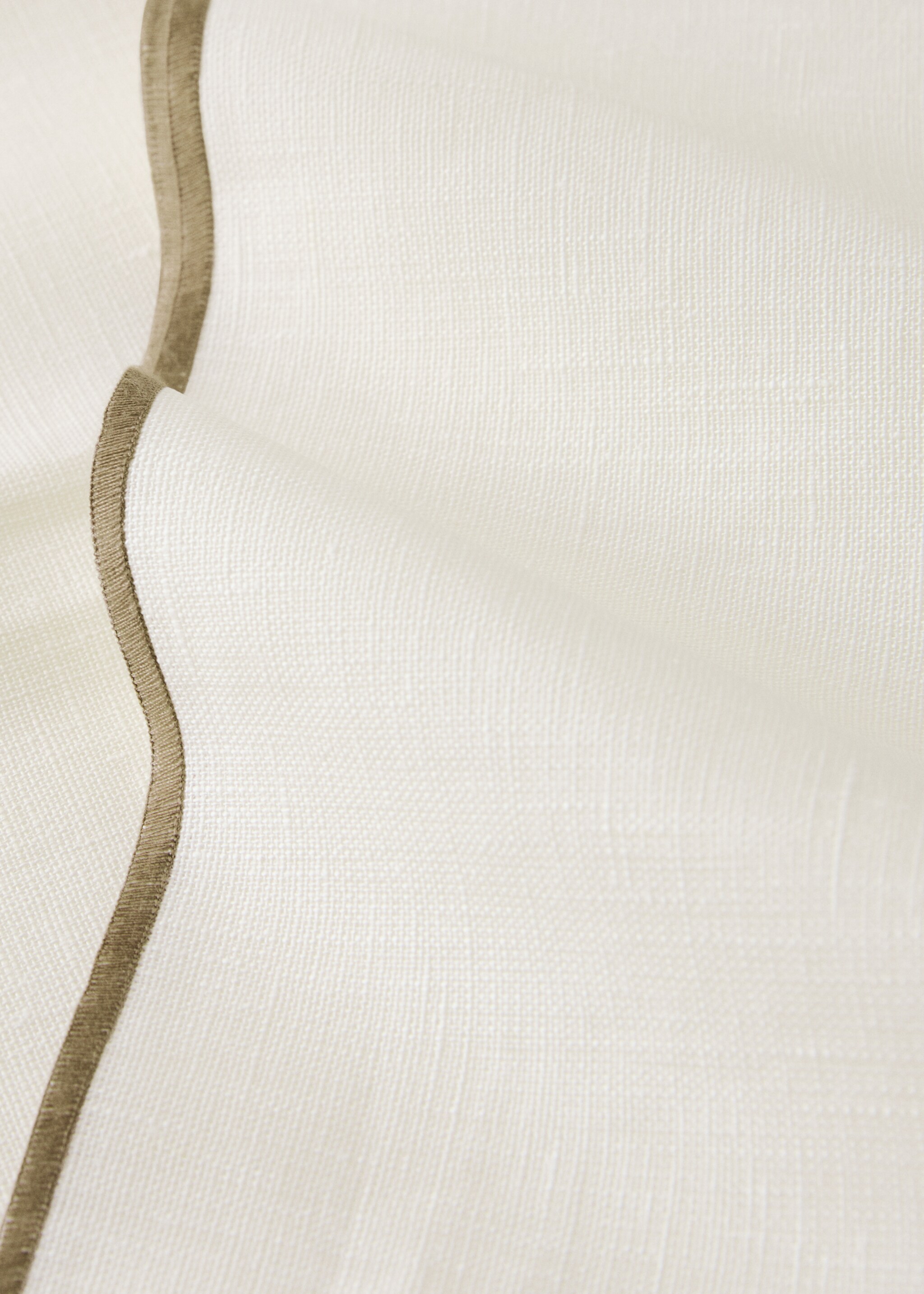 Resin-coated 100% linen tablecloth with contrasting overlock for 8 to 10 diners - Details of the article 2, Off White. Ref: 27021338-00.