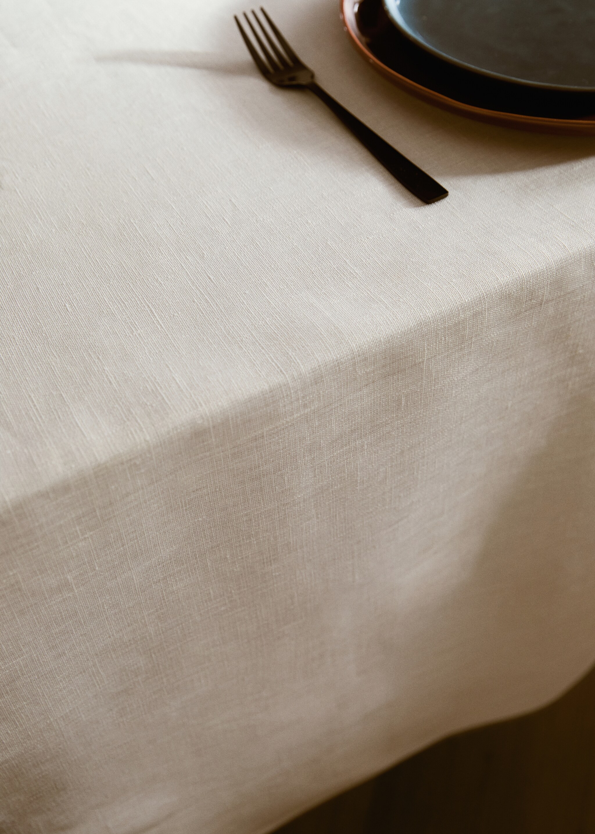 Resin-coated 100% linen tablecloth with contrasting overlock for 8 to 10 diners - Details of the article 7, Off White. Ref: 27021338-00.