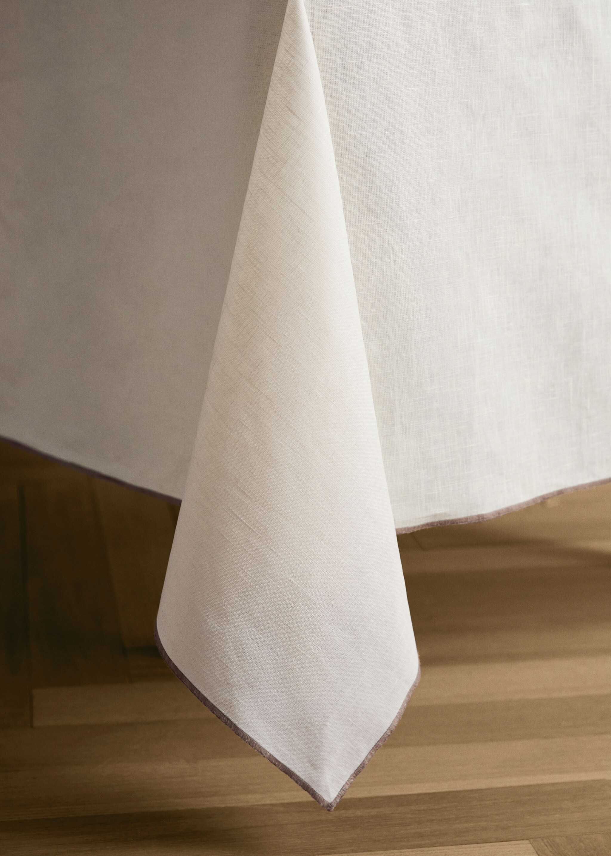 Resin-coated 100% linen tablecloth with contrasting overlock for 8 to 10 diners - Details of the article 8, Off White. Ref: 27021338-00.