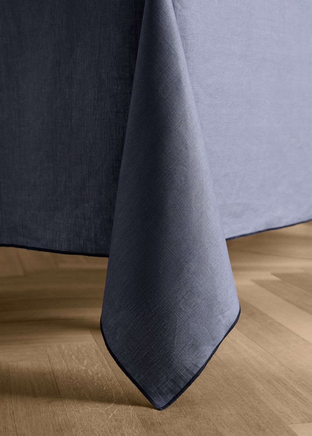 Resin-coated 100% linen tablecloth with contrasting overlock for 8 to 10 diners