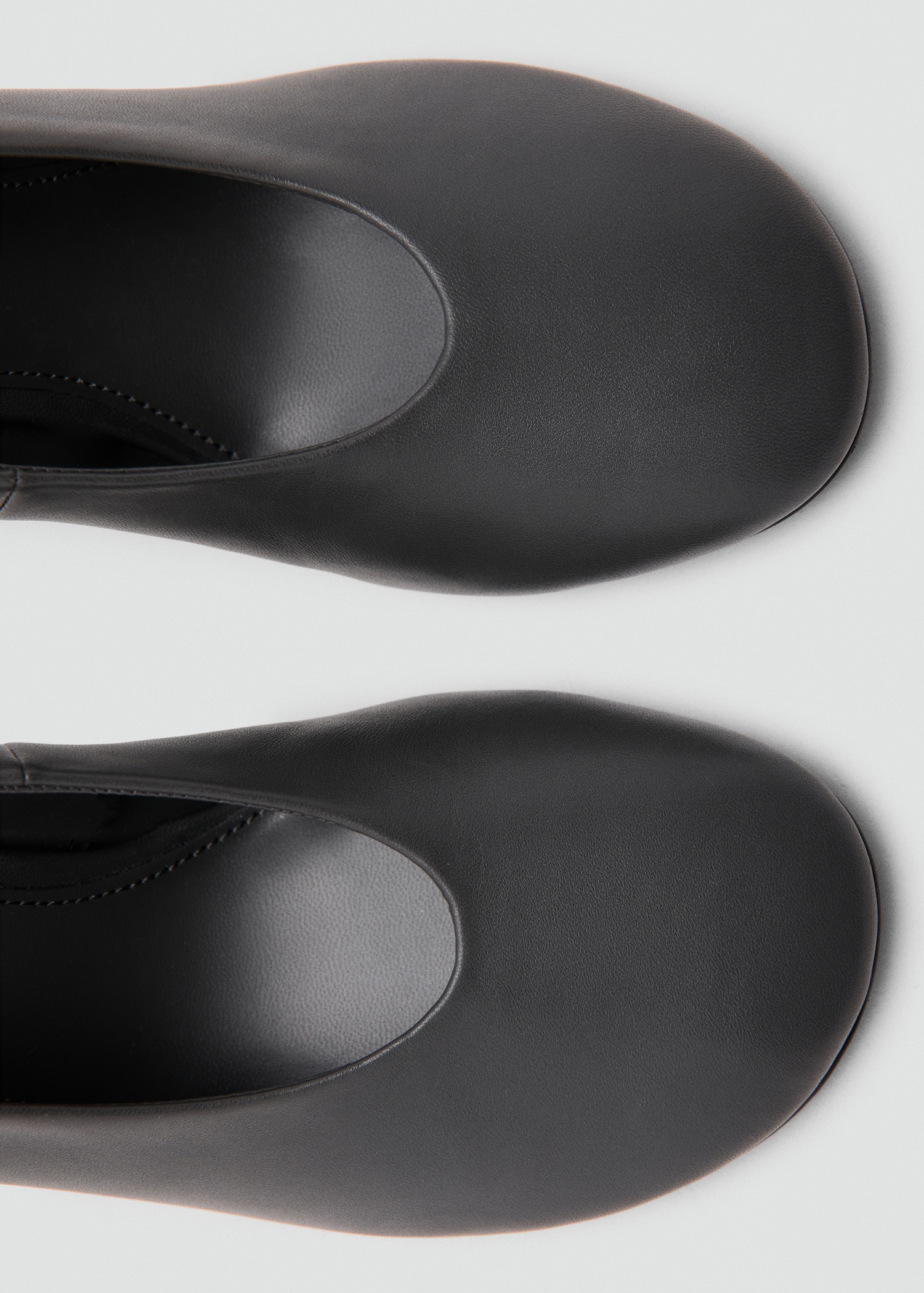 Round-toe leather high-heeled shoes - Details of the article 2