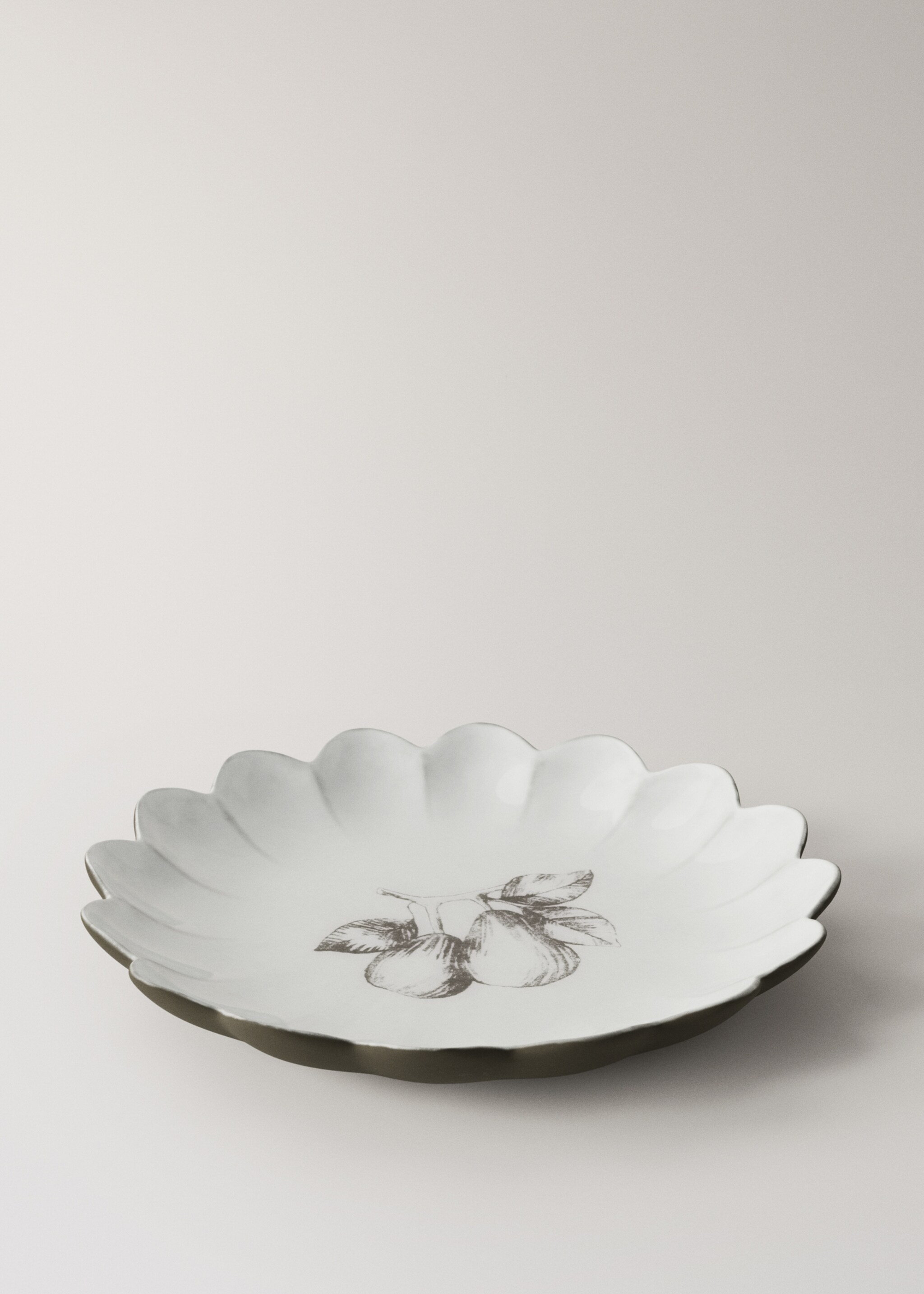 Stoneware dessert plate with scalloped shape - Details of the article 1, Ice Grey. Ref: 27021526-00.