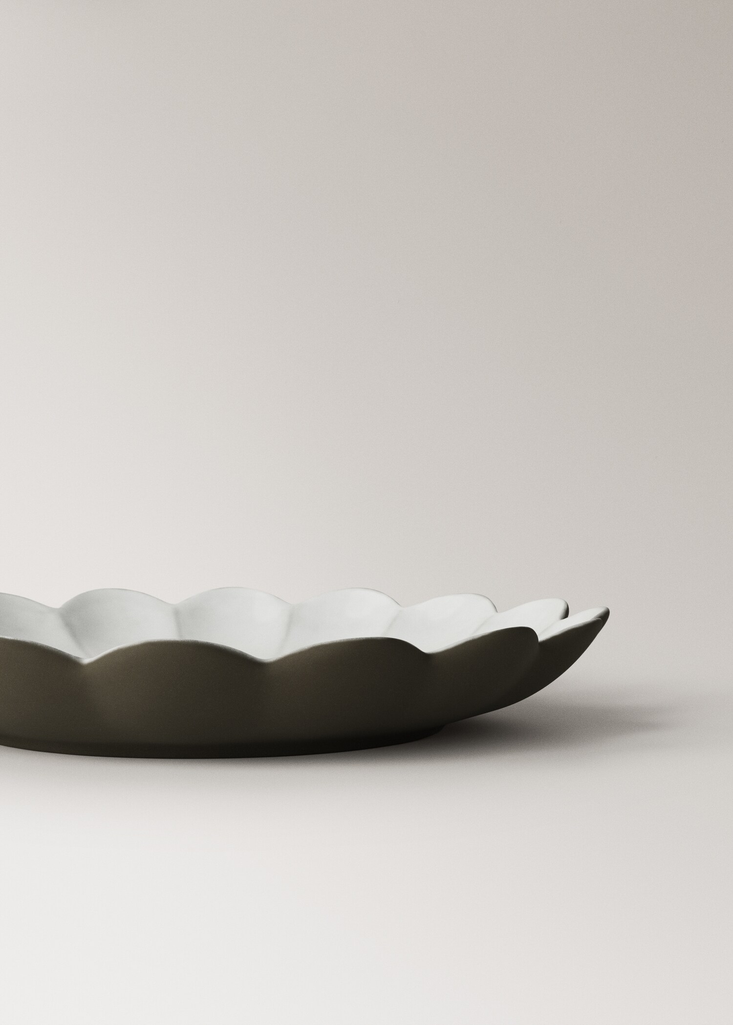 Stoneware dessert plate with scalloped shape - Details of the article 2