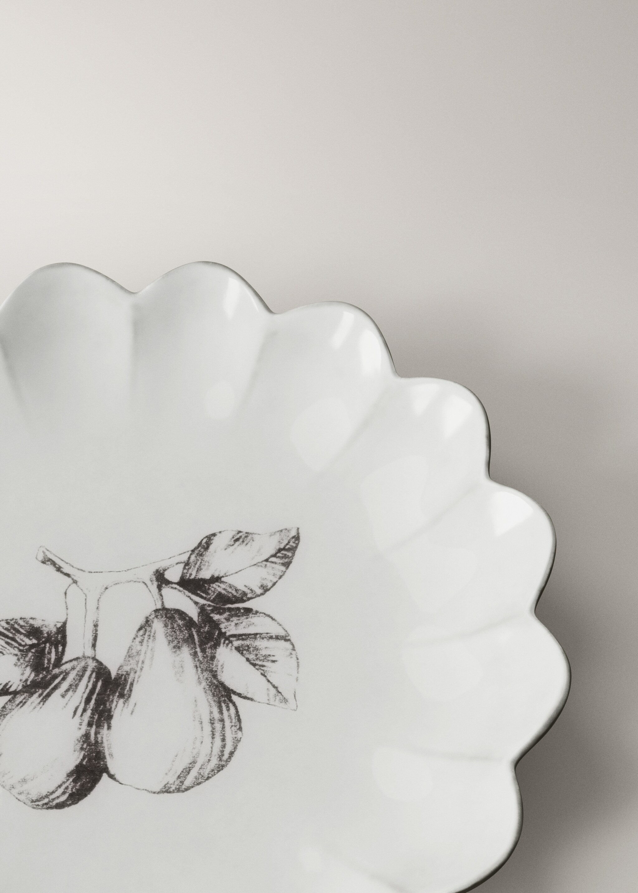 Stoneware dessert plate with scalloped shape - Details of the article 3, Ice Grey. Ref: 27021526-00.