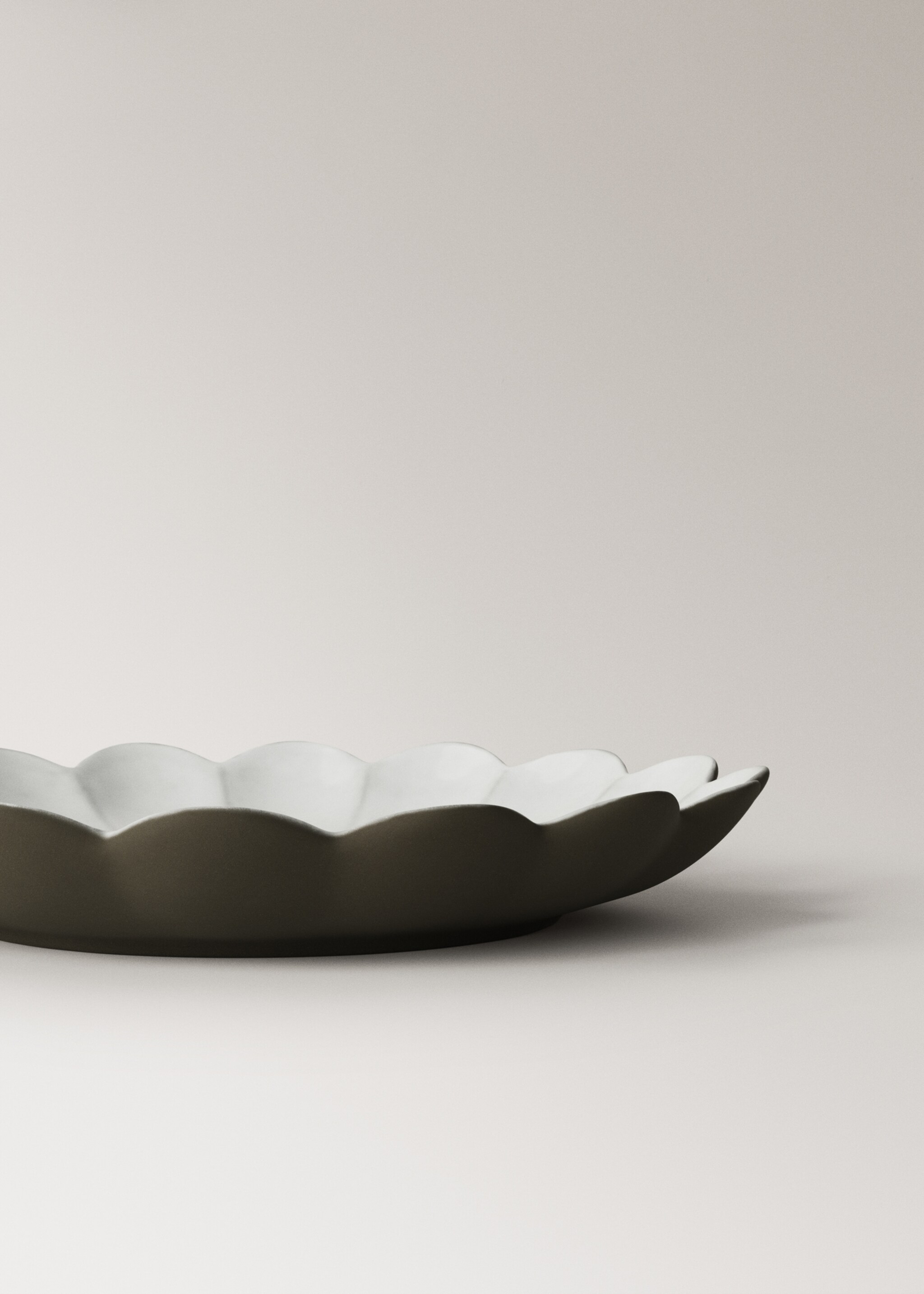 Stoneware dessert plate with scalloped shape - Details of the article 2, Light/Pastel Grey. Ref: 27021526-00.