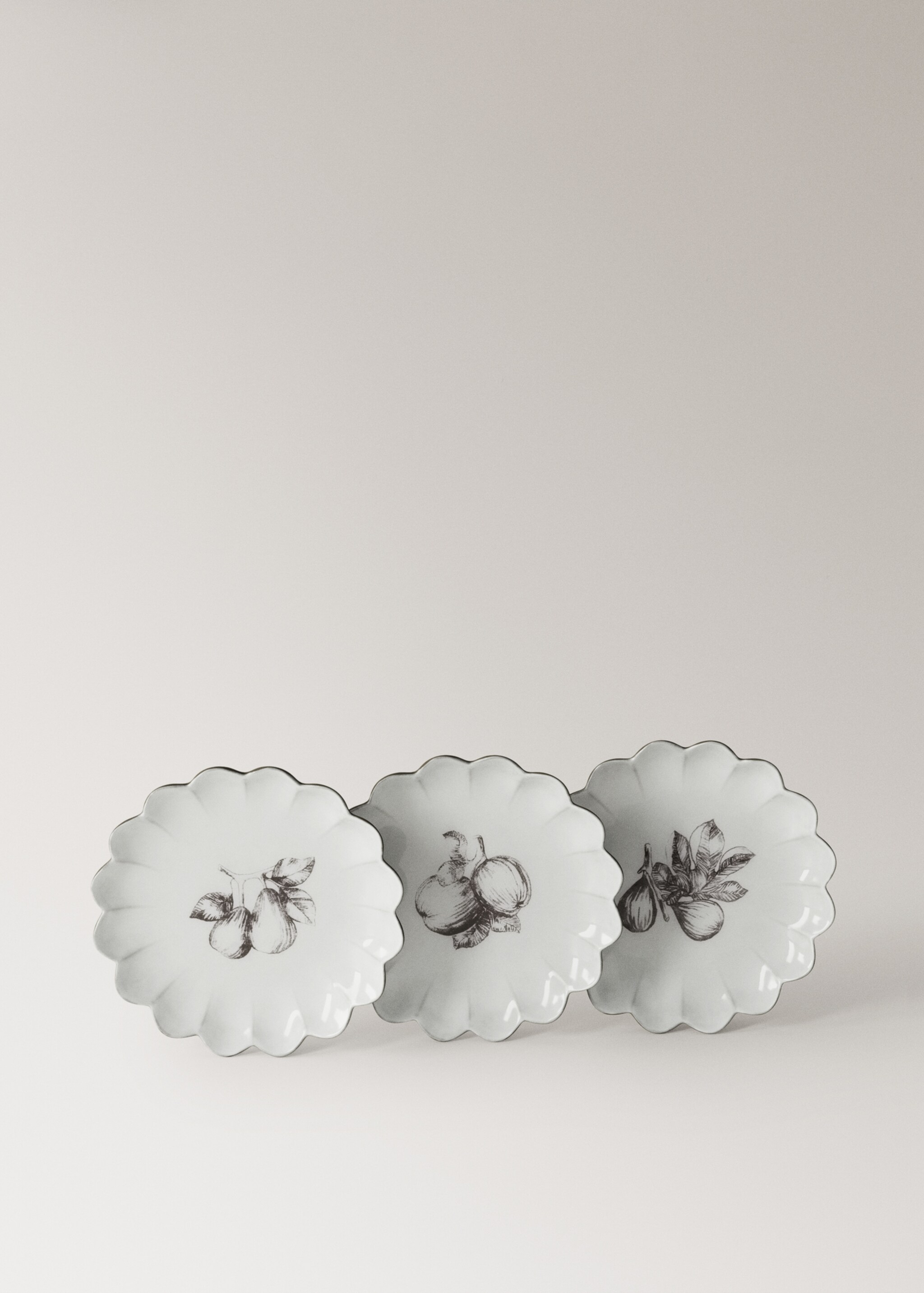 Stoneware dessert plate with scalloped shape - Details of the article 4, Light/Pastel Grey. Ref: 27021526-00.