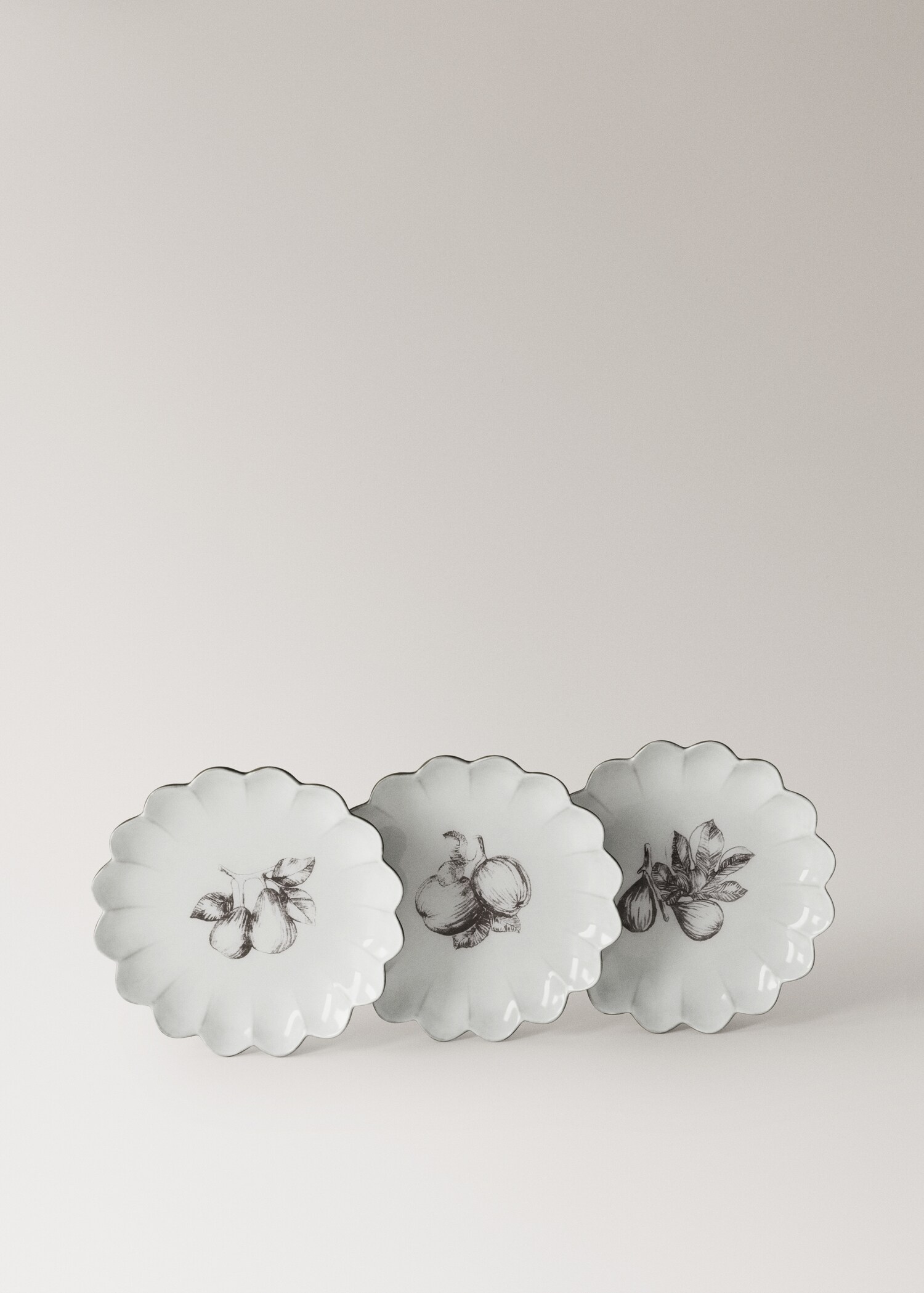 Stoneware dessert plate with scalloped shape - Details of the article 4