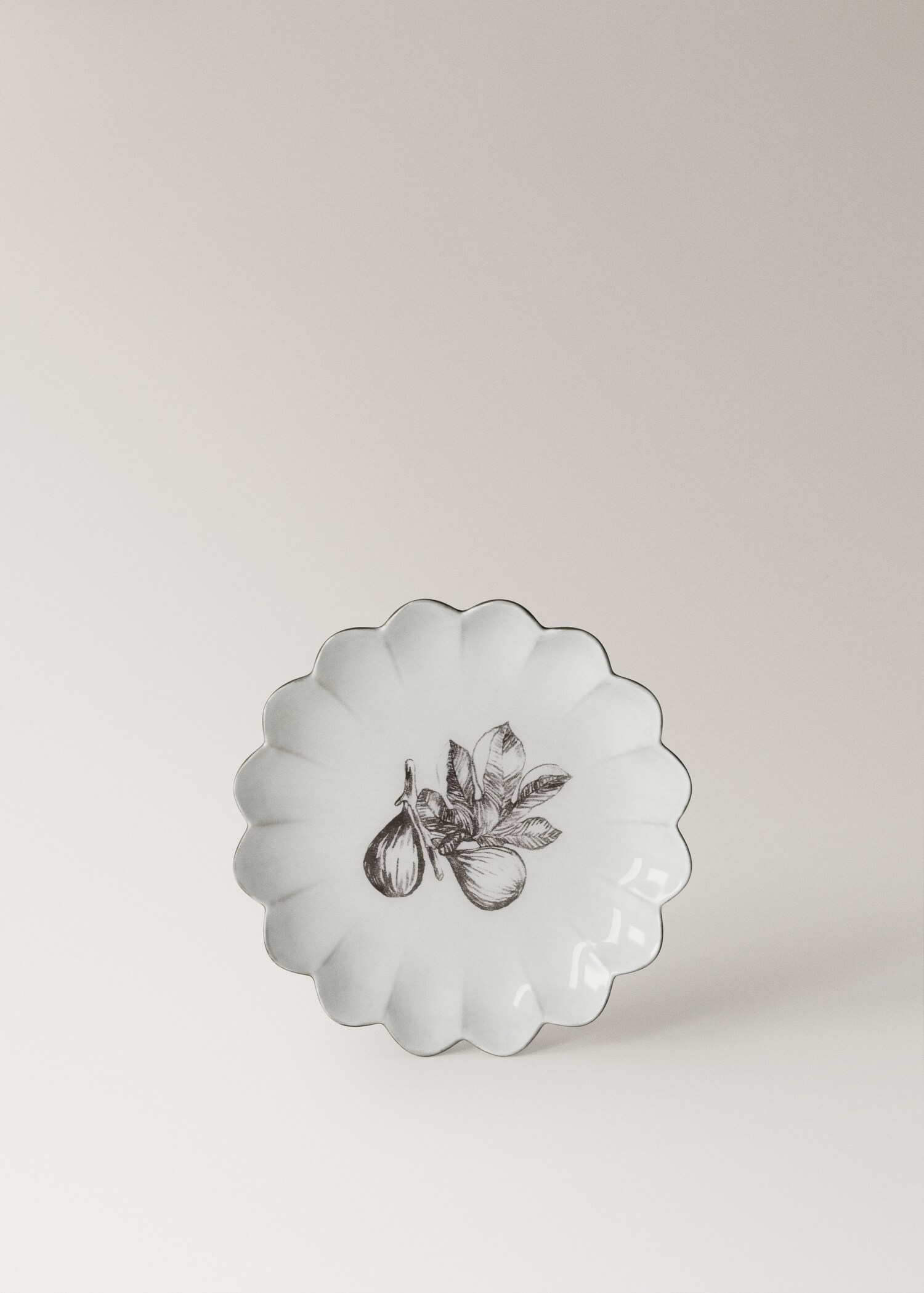 Stoneware dessert plate with scalloped shape - Article without model