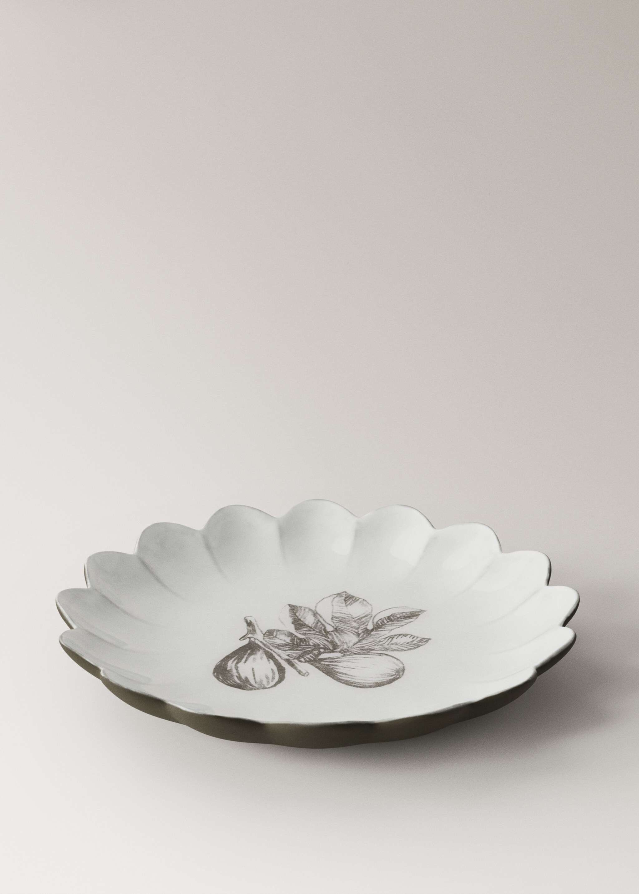 Stoneware dessert plate with scalloped shape - Details of the article 1, Grey. Ref: 27021526-00.