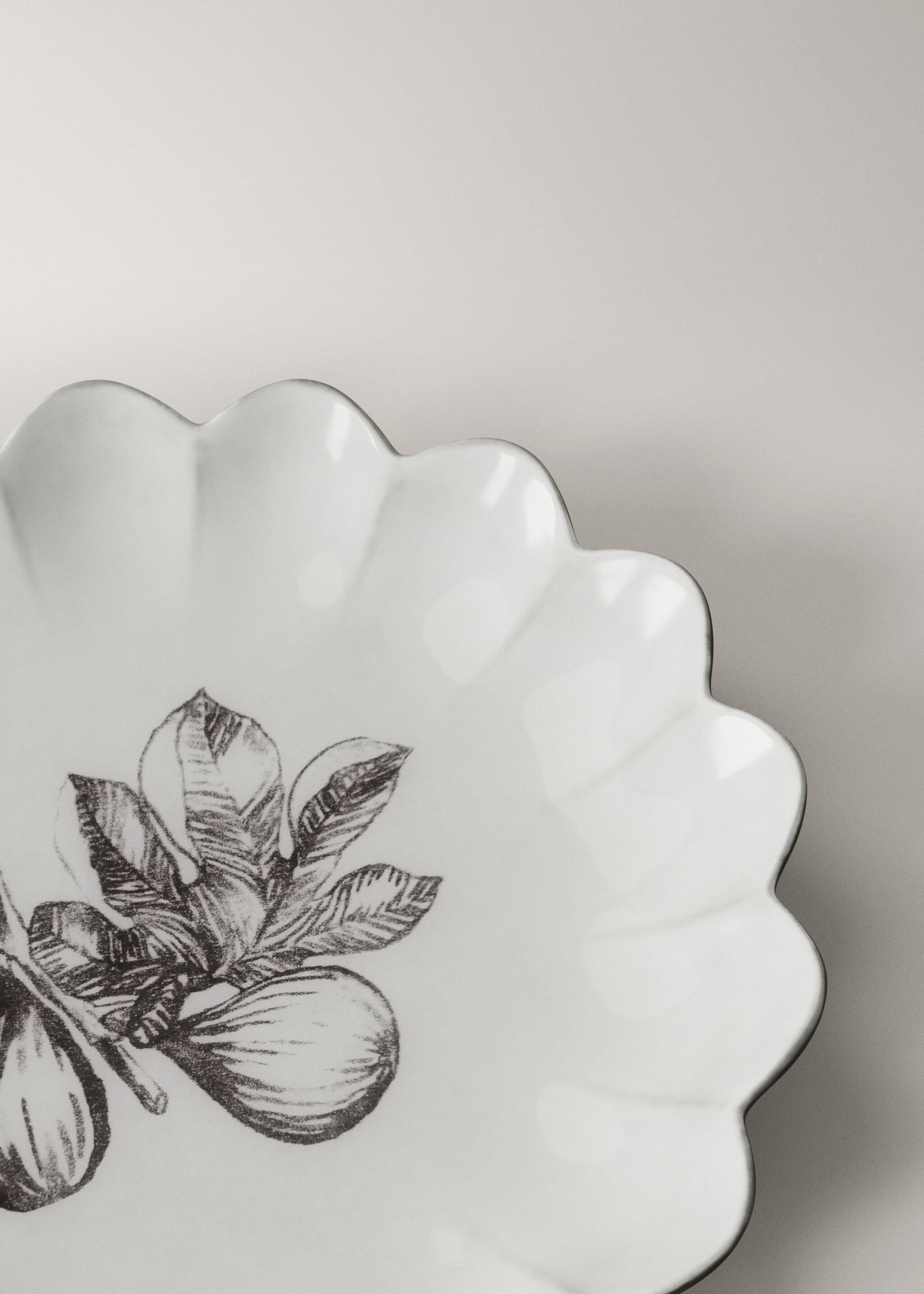 Stoneware dessert plate with scalloped shape - Details of the article 3, Grey. Ref: 27021526-00.