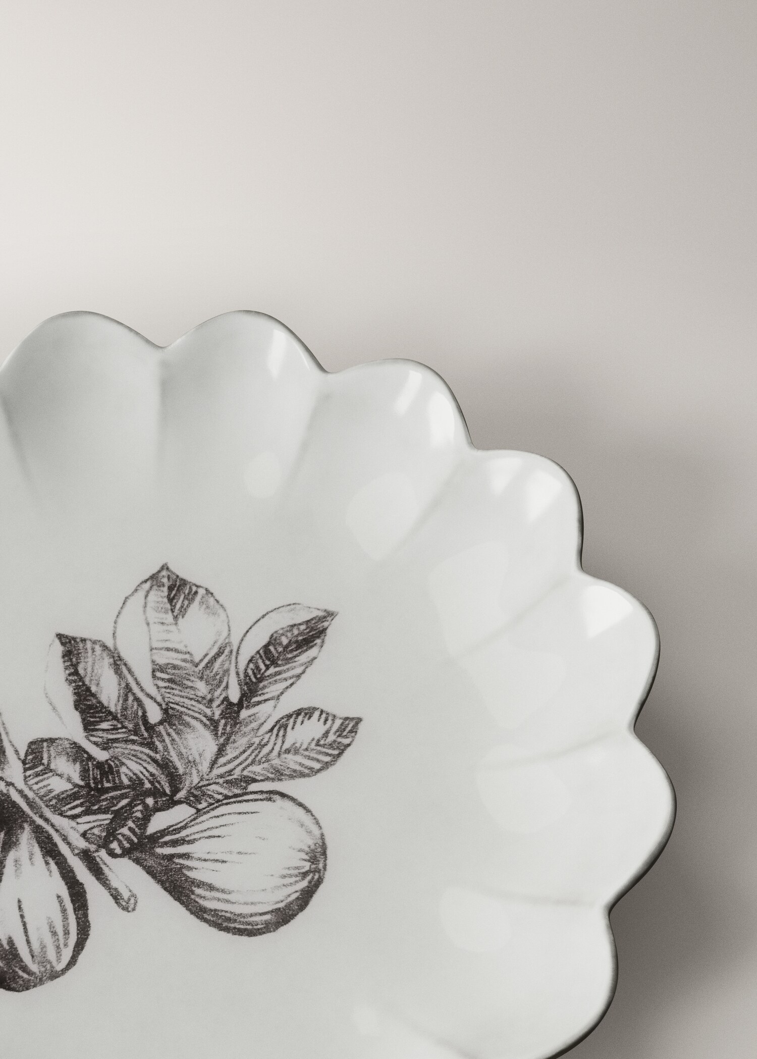 Stoneware dessert plate with scalloped shape - Details of the article 3