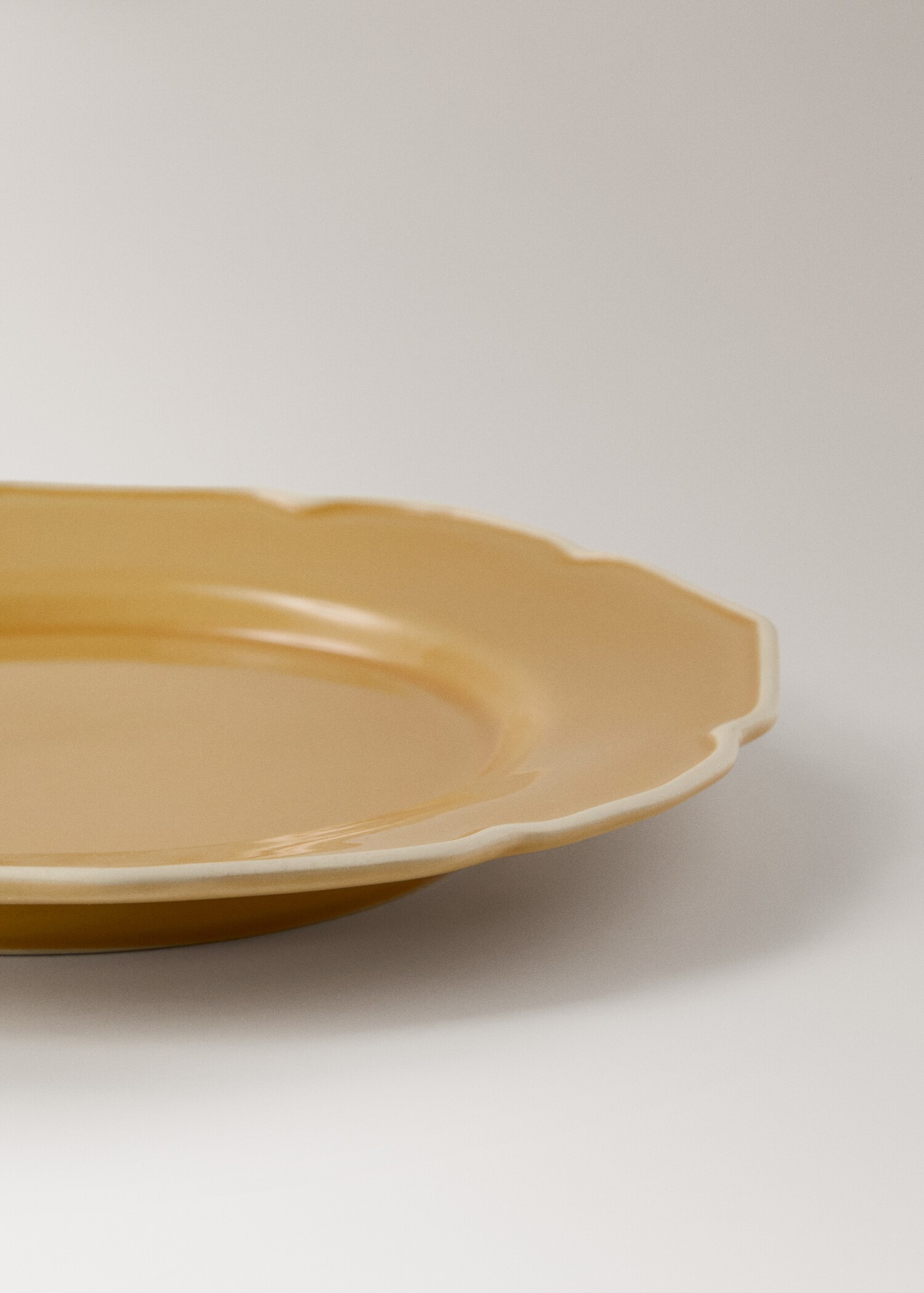Stoneware dessert plate with wavy design - Details of the article 2