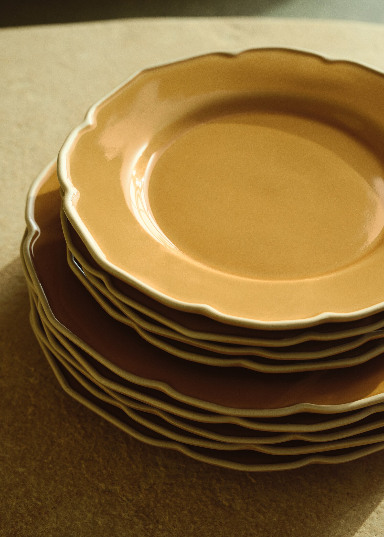 Stoneware dessert plate with wavy design - Details of the article 6