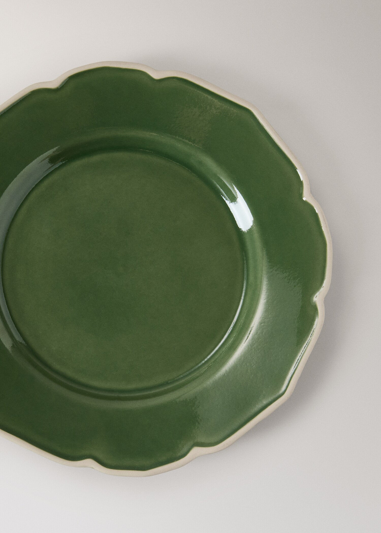 Stoneware dessert plate with wavy design - Details of the article 1