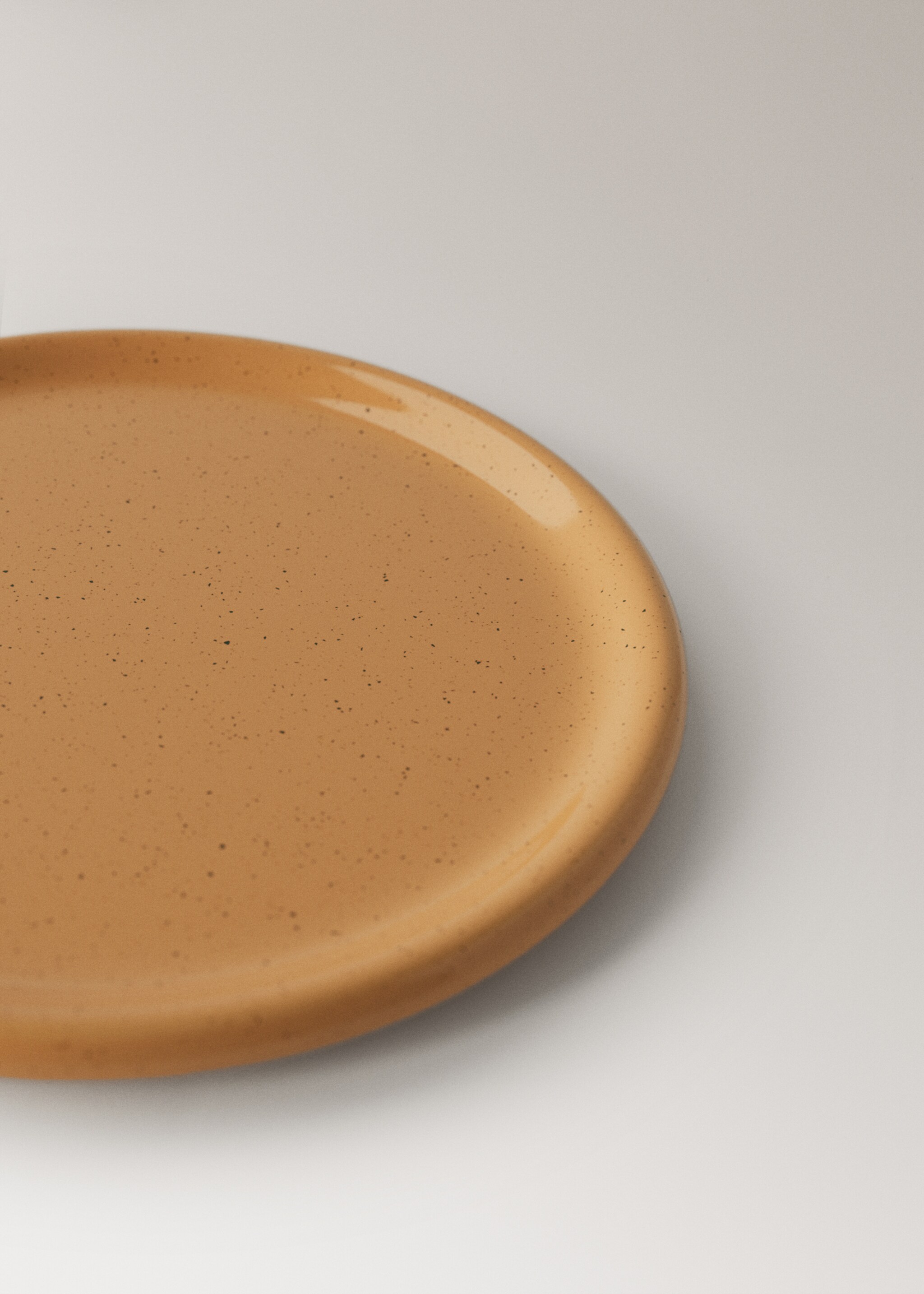 Underlägg i stengods med prickar - Detaljer om artikeln 2, Mellanbrun. Ref: 27021530-00.