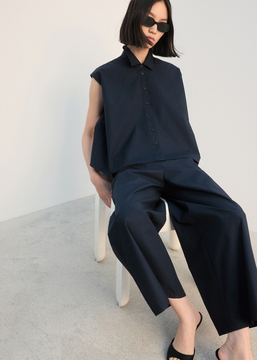 Straight-fit pants with elastic waist