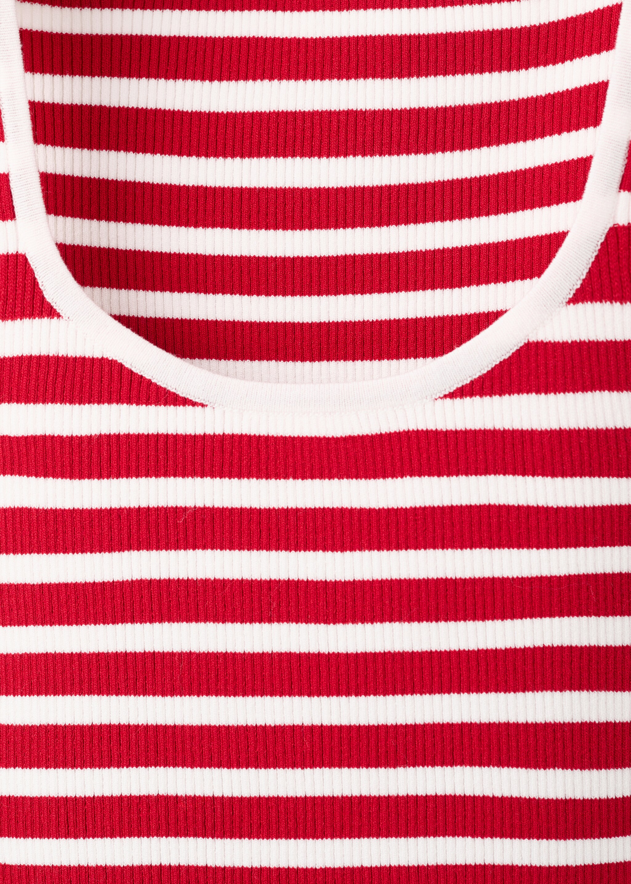 Pleat detailed top - Details of the article 8, Red. Ref: 27022541-00.