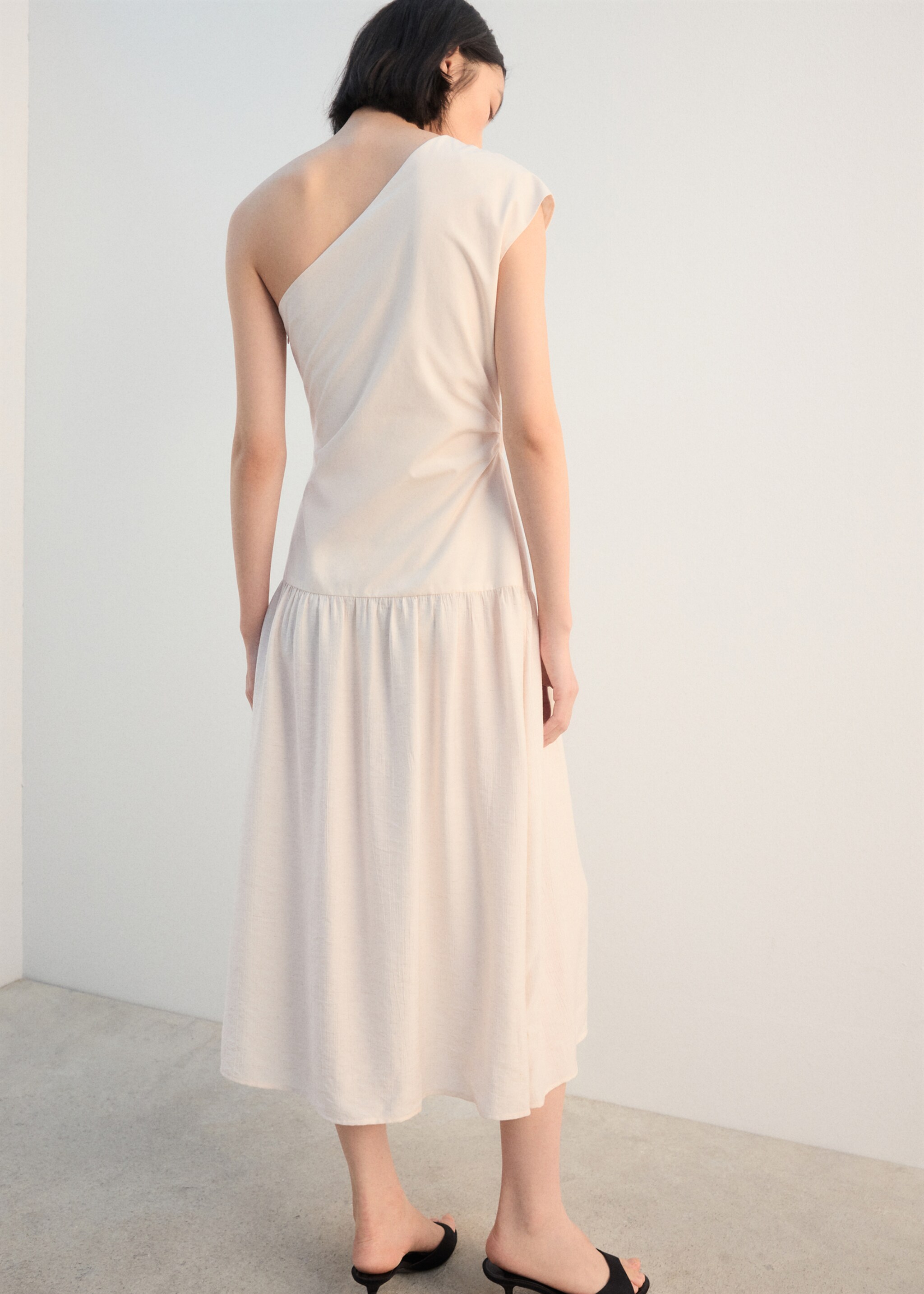 Asymmetrical pleated dress - Reverse of the article, Ecru. Ref: 27022547-00.
