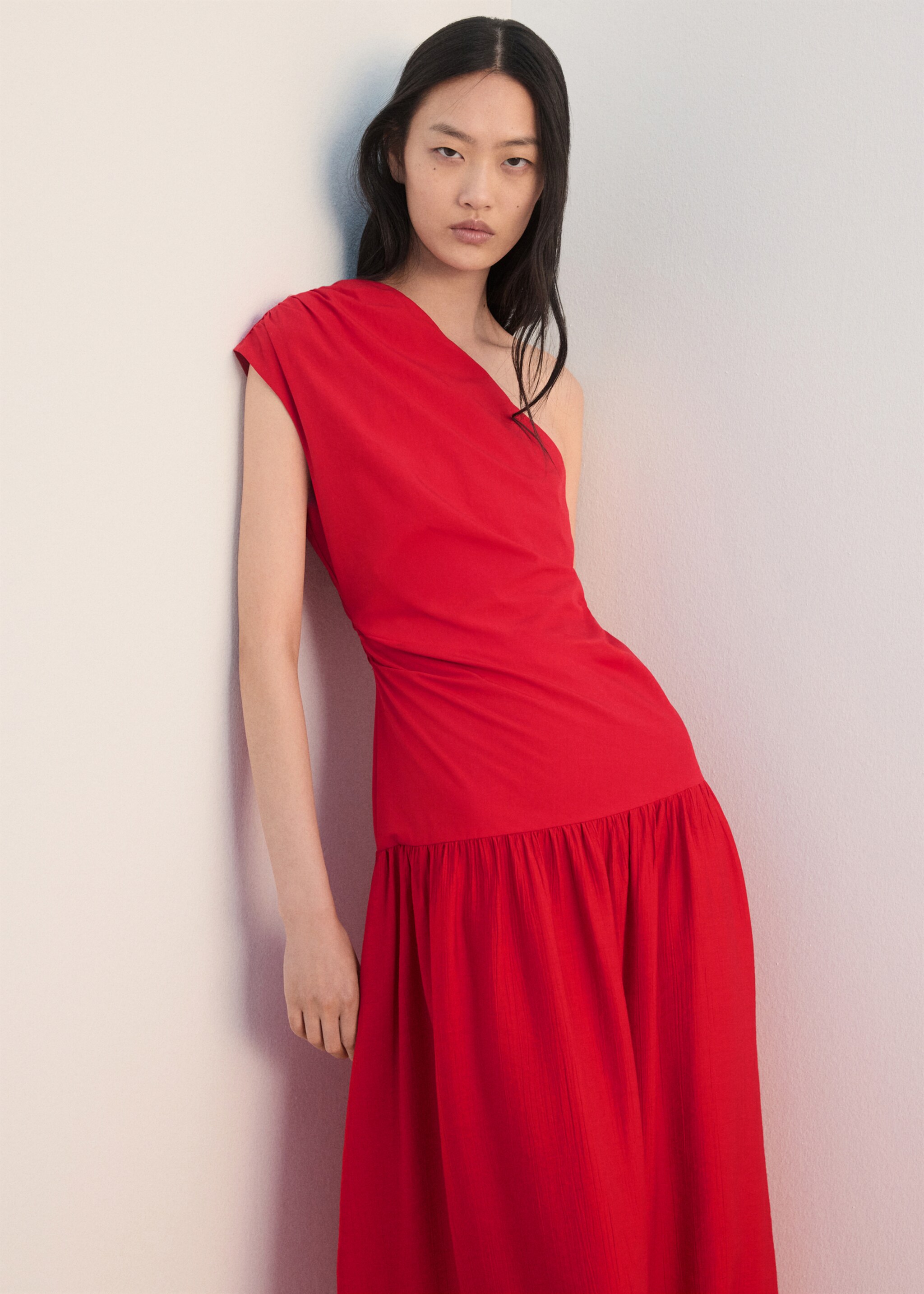 Asymmetrical pleated dress - Medium plane, Red. Ref: 27022547-00.