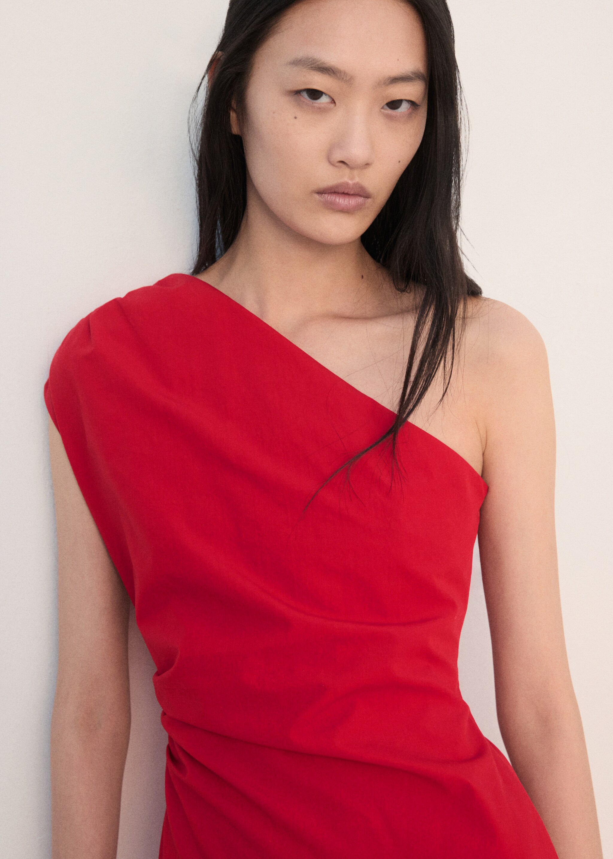 Asymmetrical pleated dress - Details of the article 1, Red. Ref: 27022547-00.