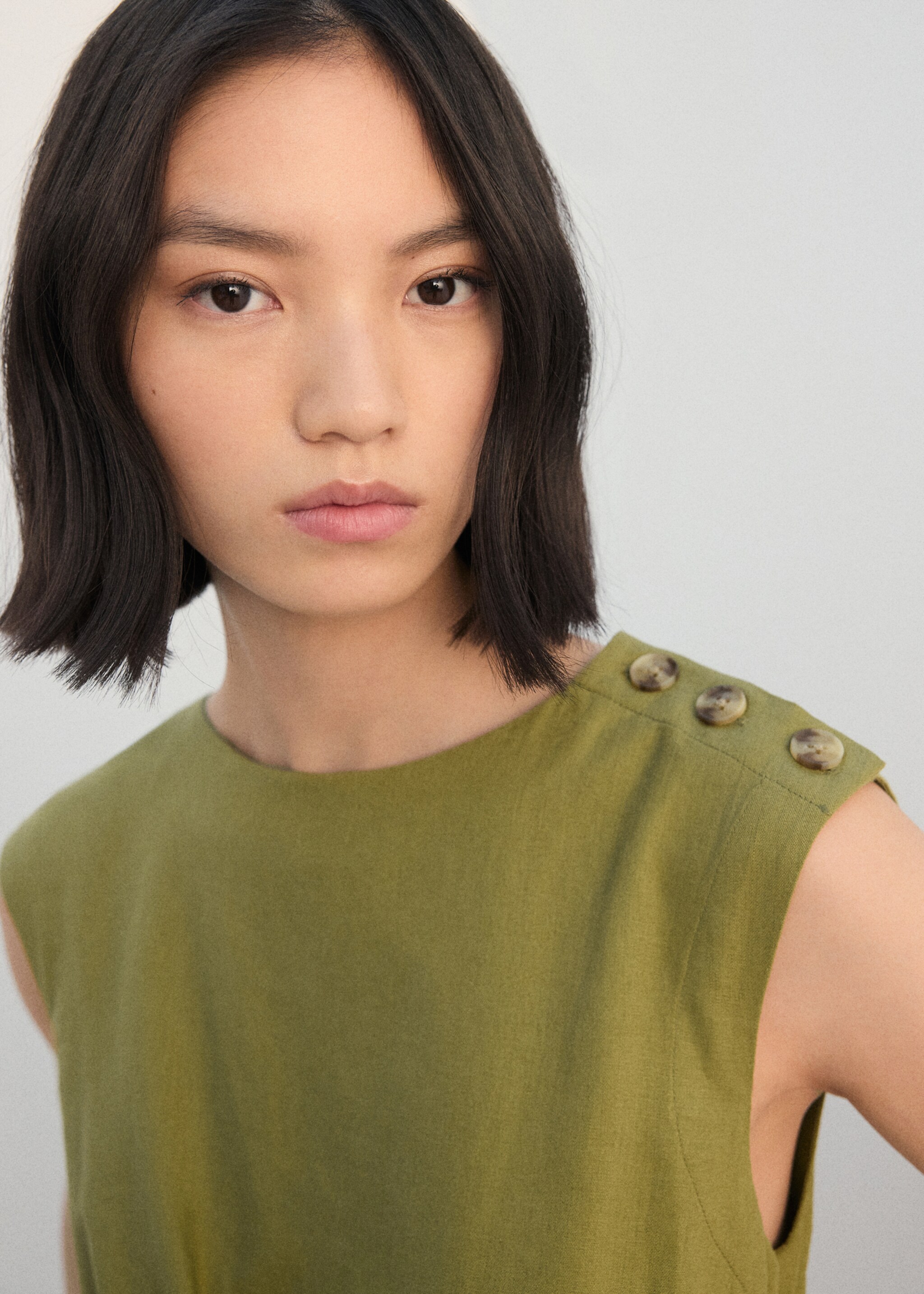Linen wrap dress - Details of the article 1, Olive Green. Ref: 27022548-00.