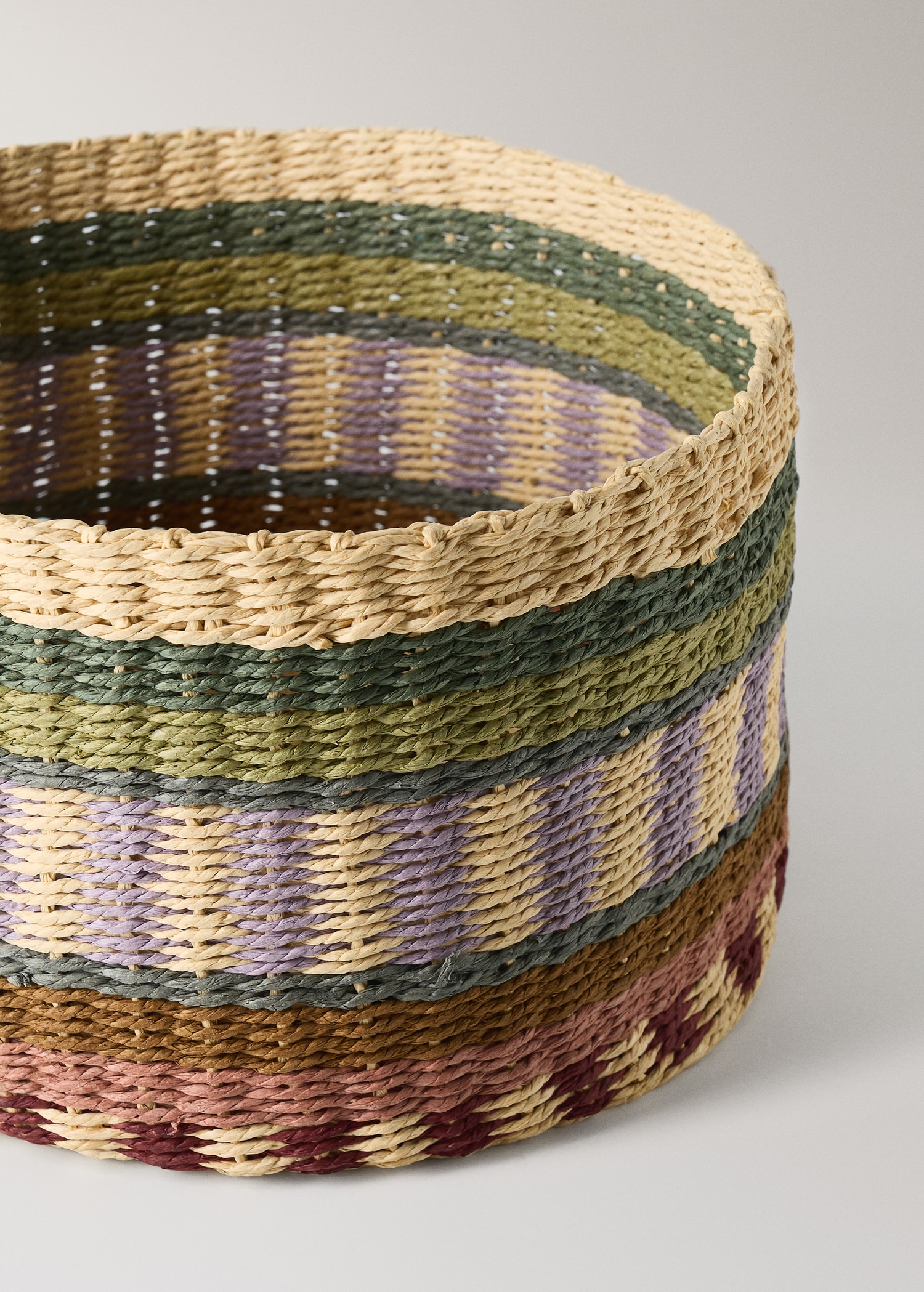 Large circular basket with colorful print - Details of the article 1