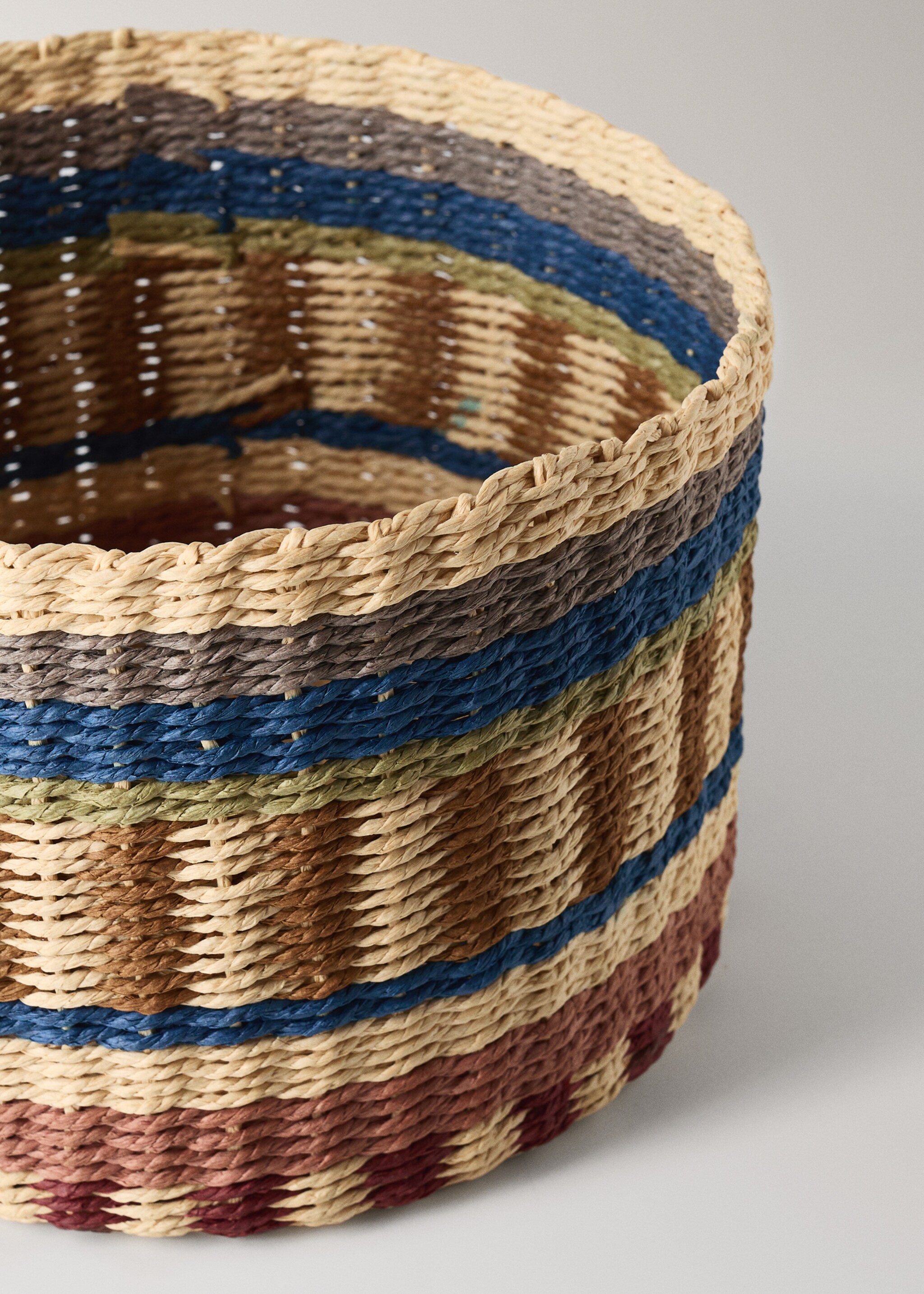 Medium circular basket with colorful print - Details of the article 1, Purple. Ref: 27022899-00.