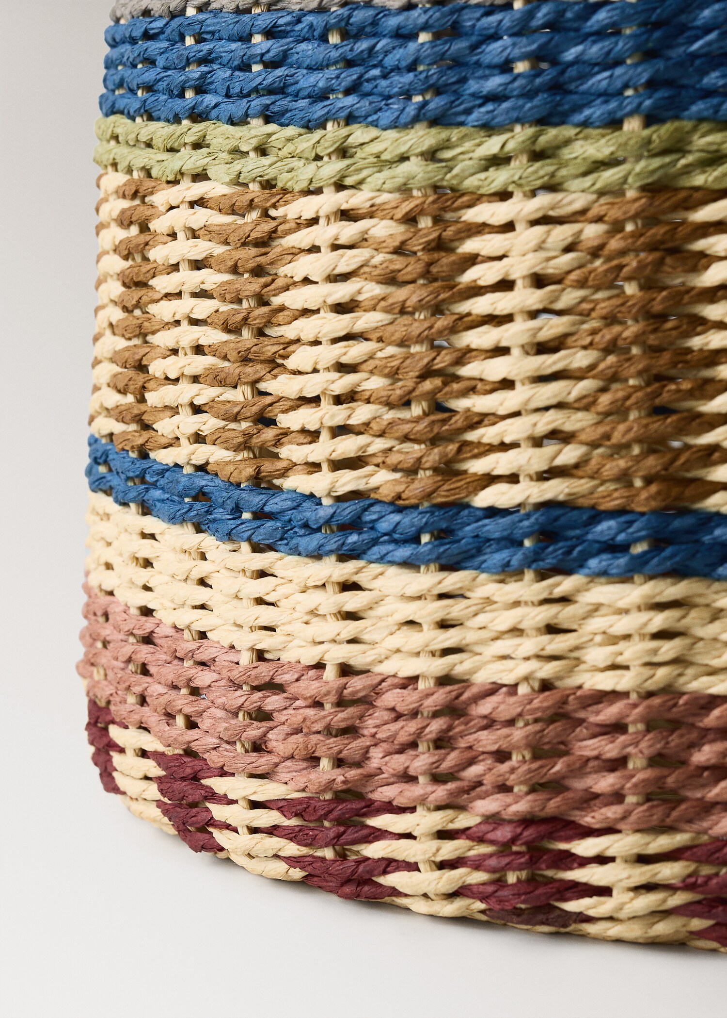 Medium circular basket with colorful print - Details of the article 2