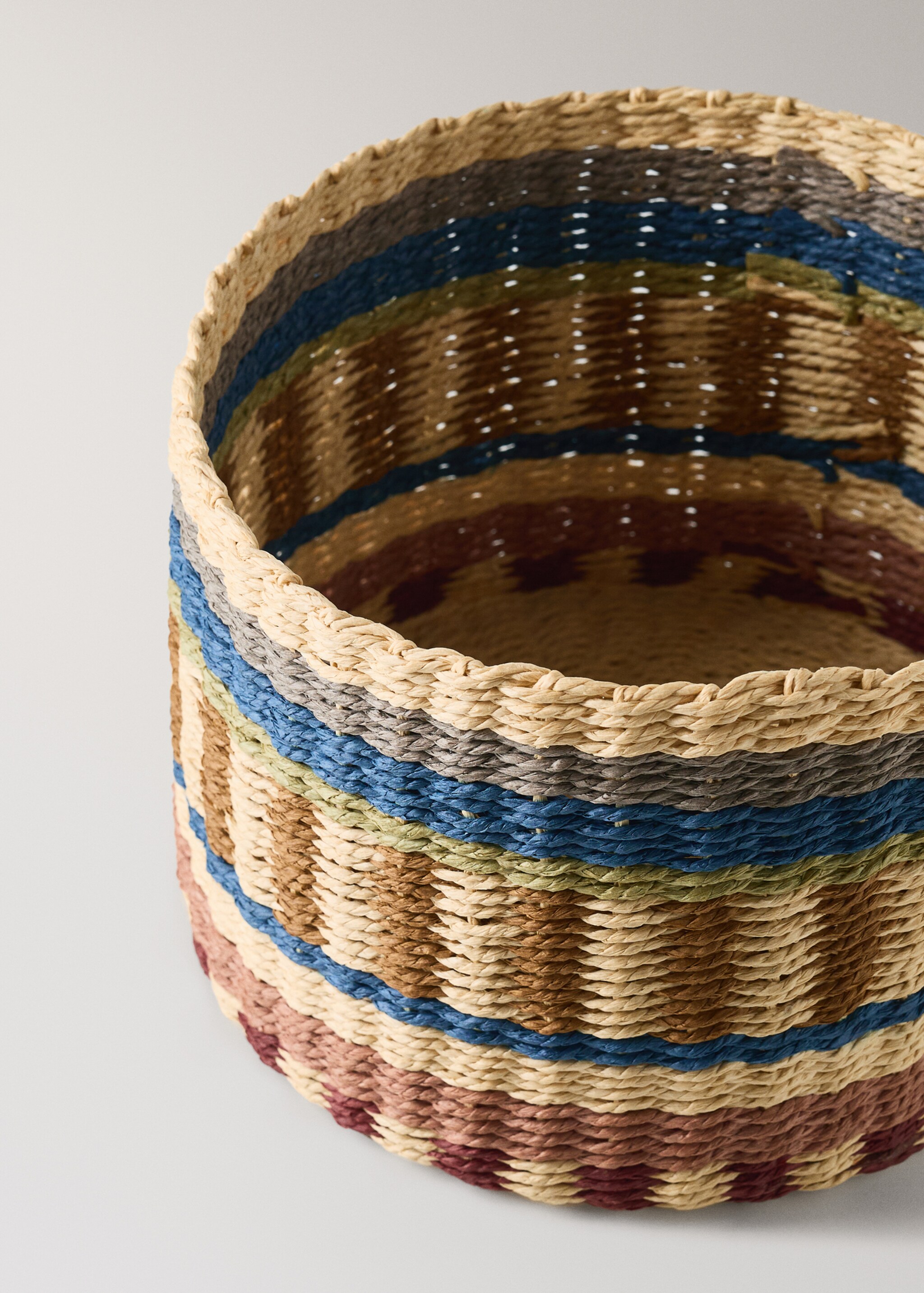 Medium circular basket with colorful print - Details of the article 3, Purple. Ref: 27022899-00.