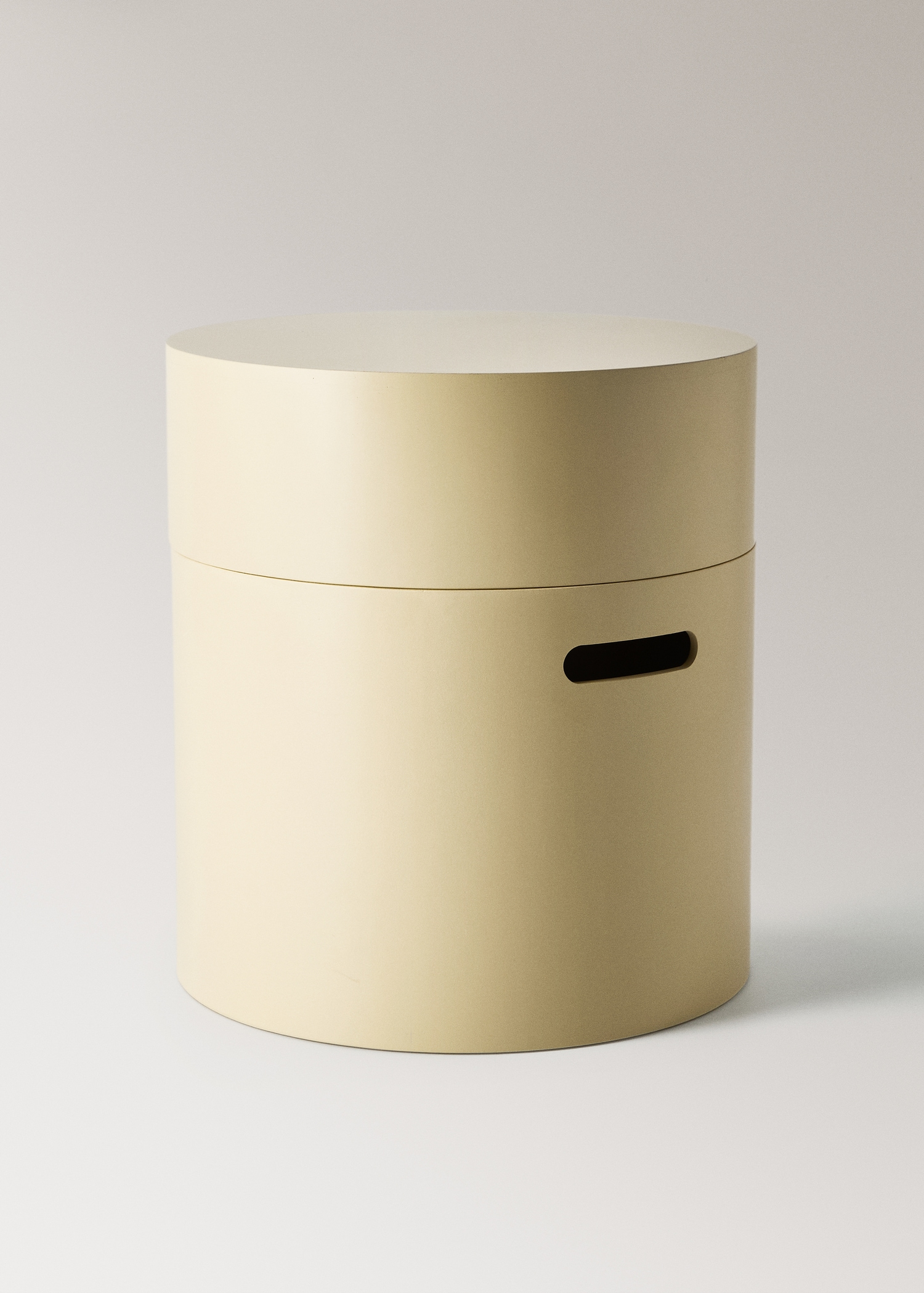 Wooden box with cylindrical lid and rectangular handle detail - Details of the article 1