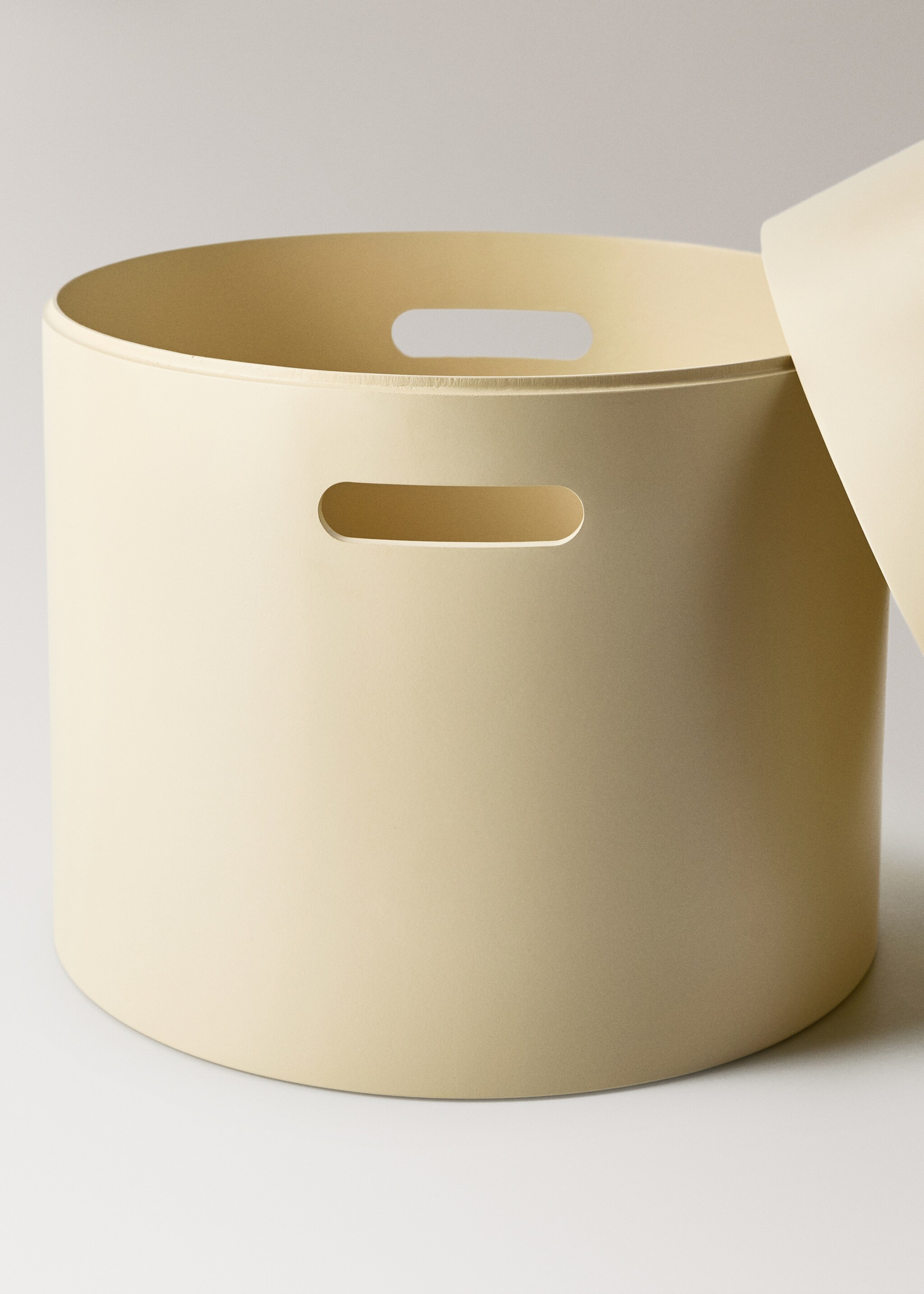 Wooden box with cylindrical lid and rectangular handle detail - Details of the article 2, Pastel Yellow. Ref: 27022901-00.