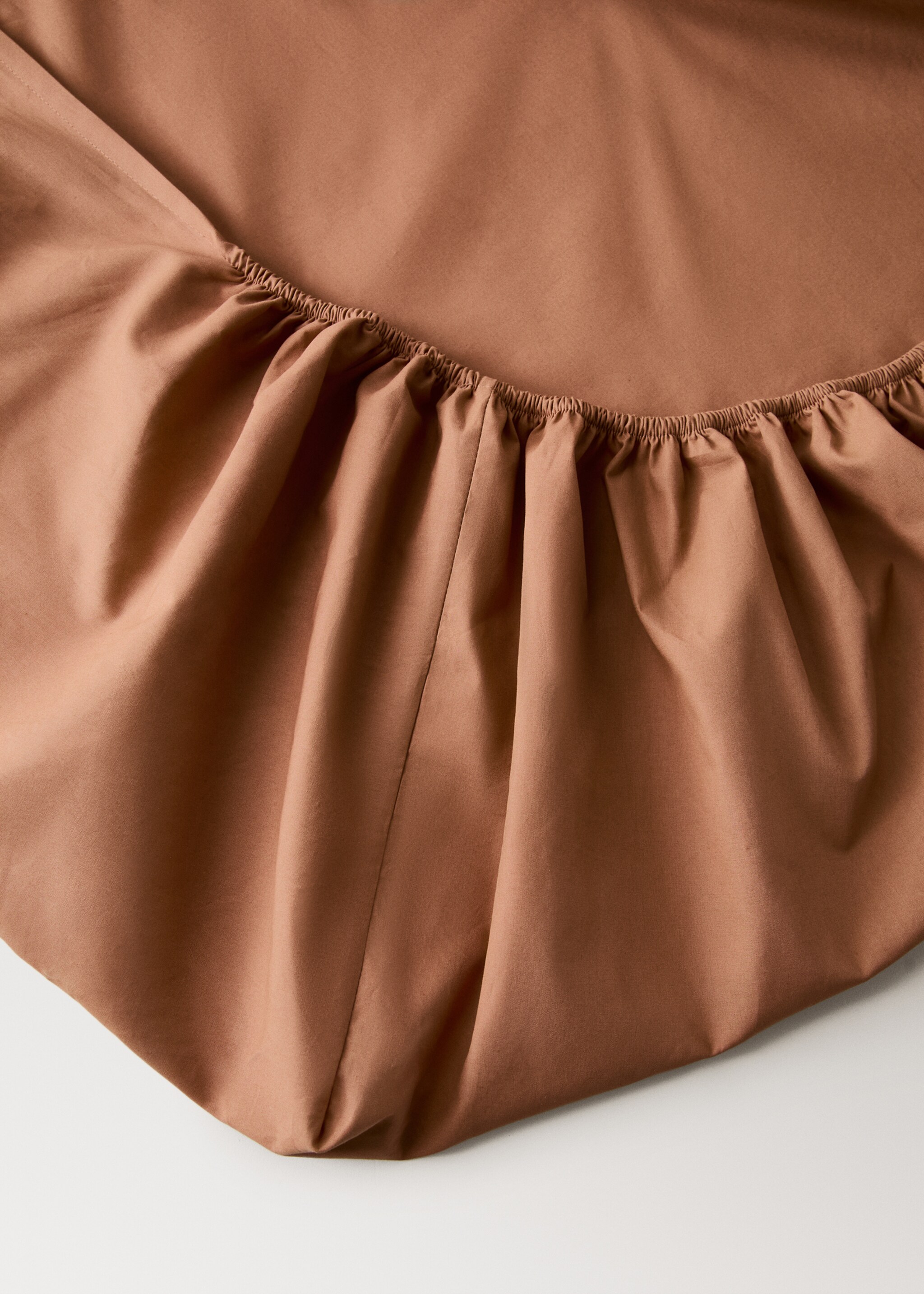 200-thread count percale cotton fitted sheet for 180 cm bed - Details of the article 2, Burnt Orange. Ref: 27022923-00.