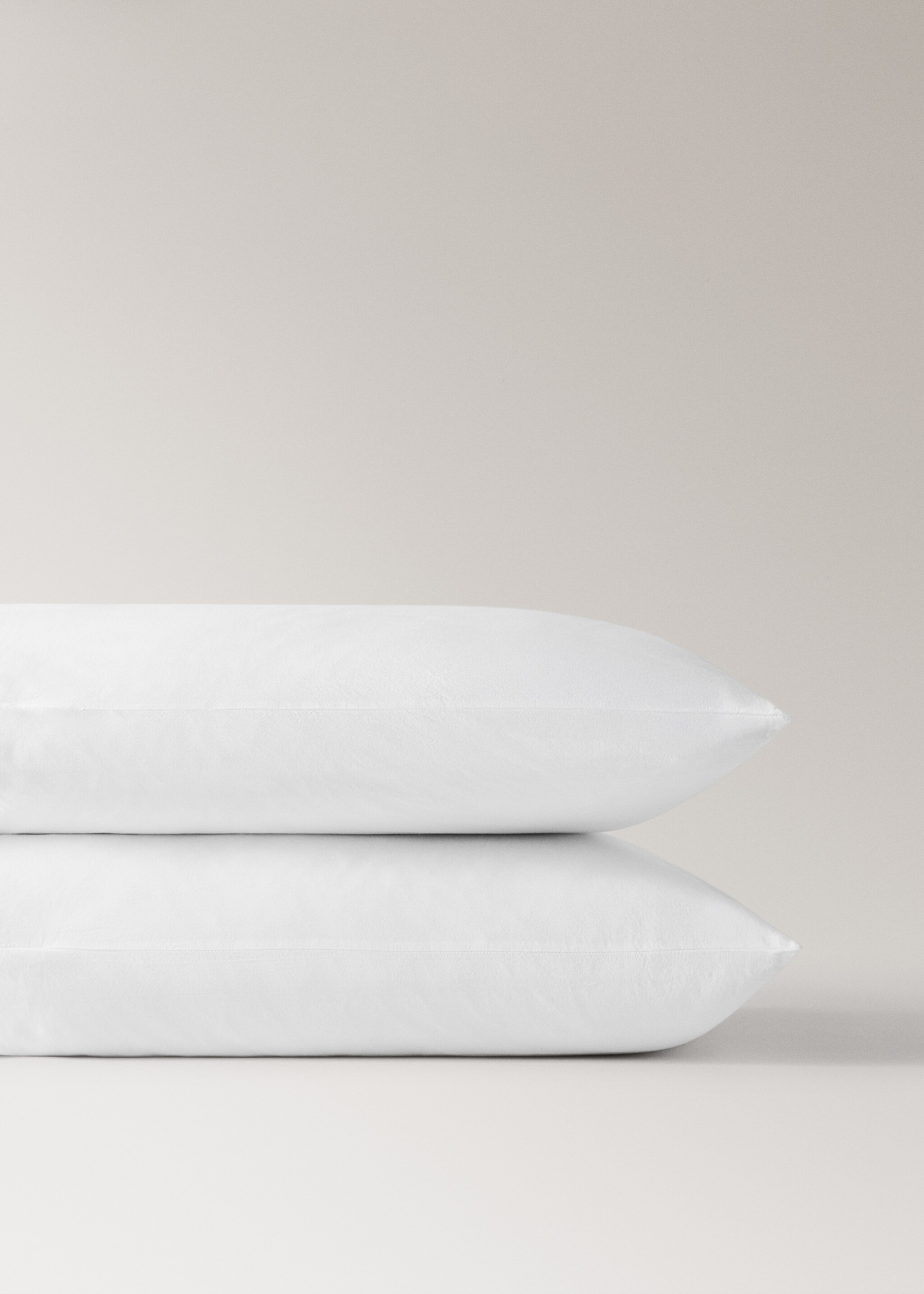 Two garment-dyed cotton pillowcases with wide lace 50x75 cm - Details of the article 1, White. Ref: 27022926-00.