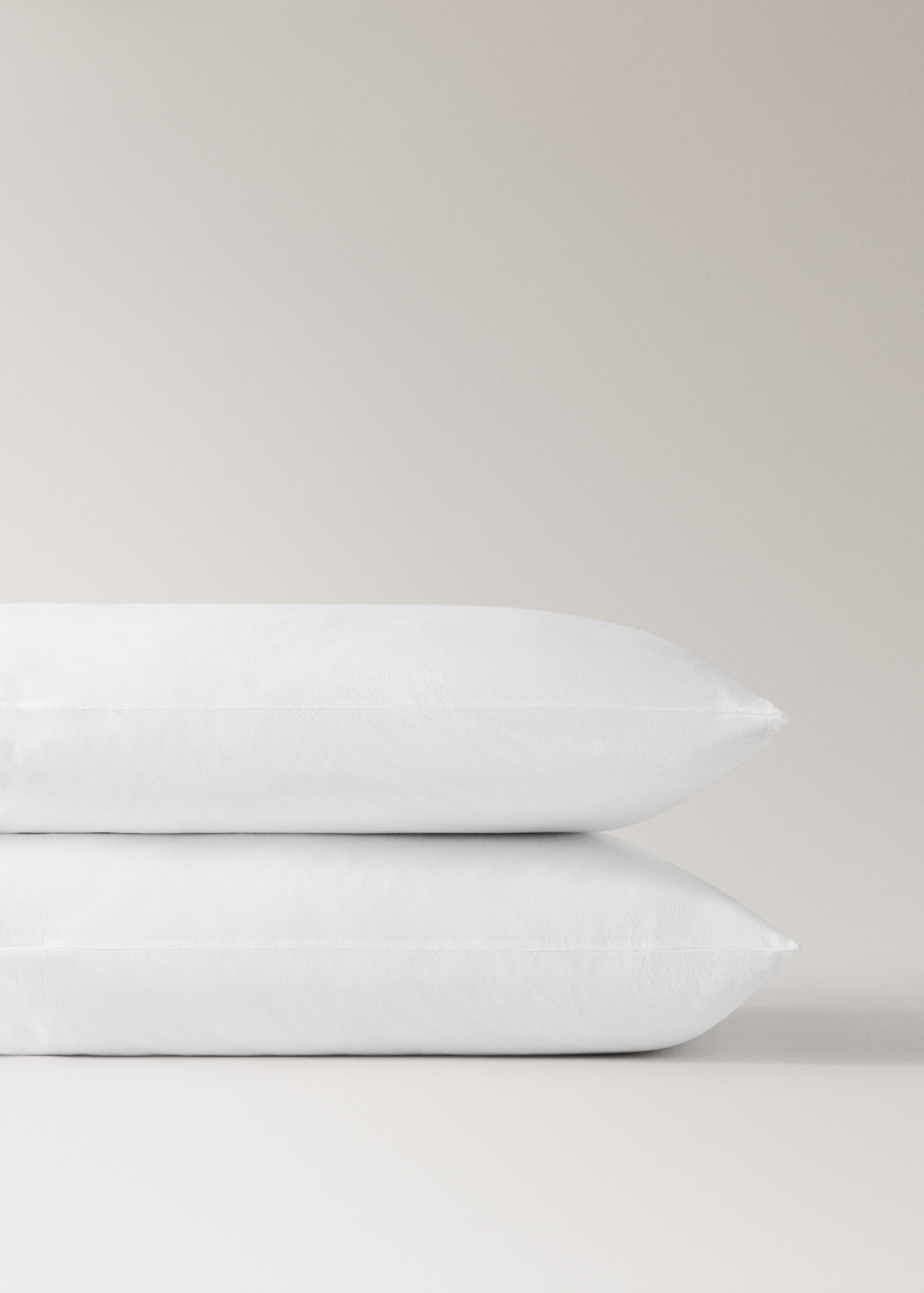 Two garment-dyed cotton pillowcases with wide lace 50x75 cm - Details of the article 1