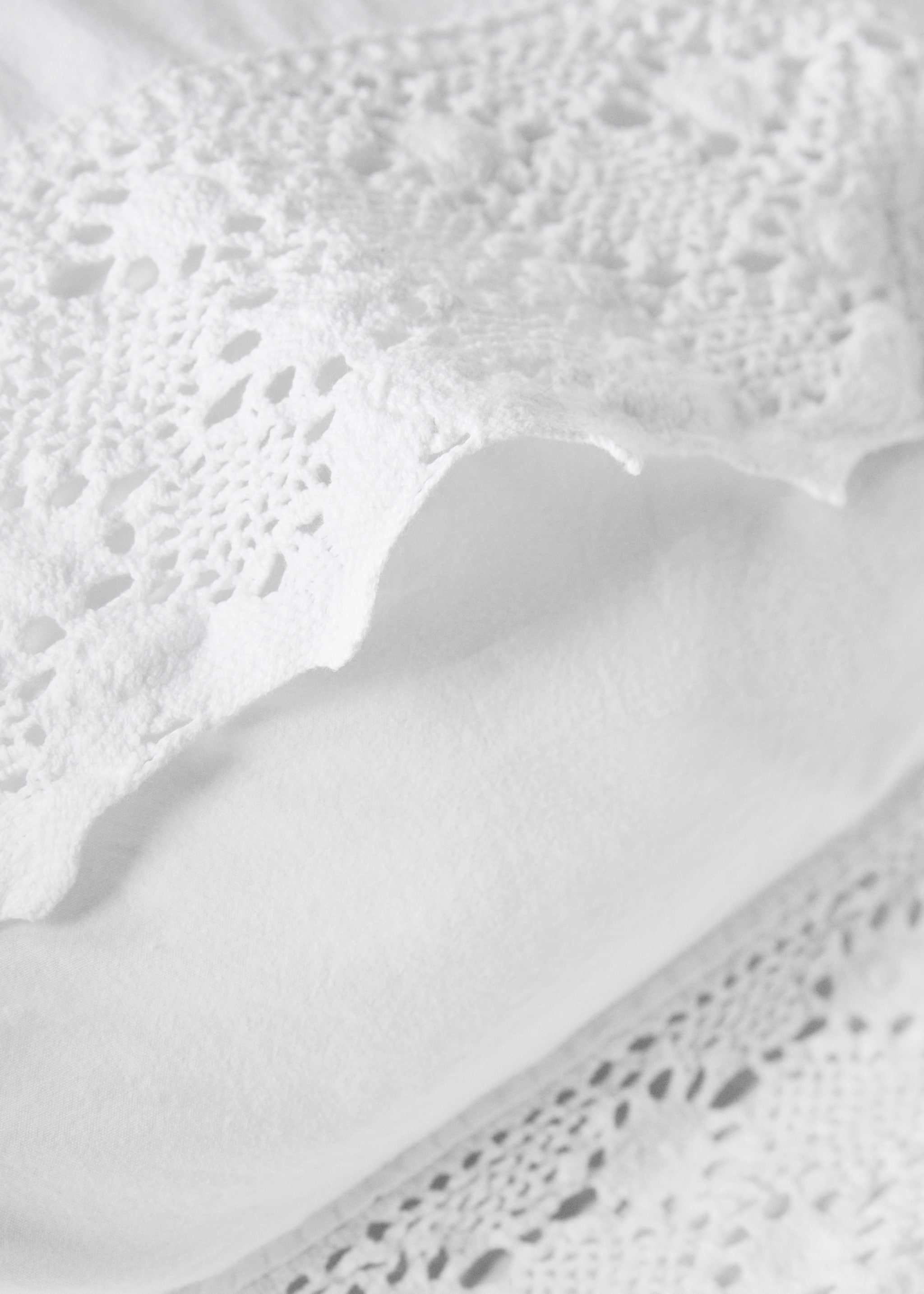 Two garment-dyed cotton pillowcases with wide lace 50x75 cm - Details of the article 2, White. Ref: 27022926-00.