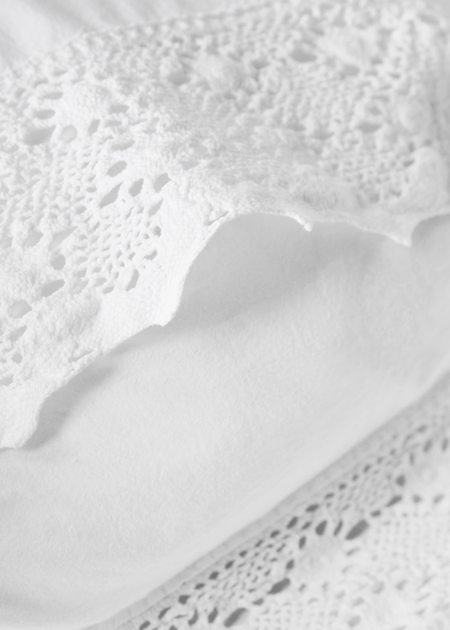 Two garment-dyed cotton pillowcases with wide lace 50x75 cm - Details of the article 2