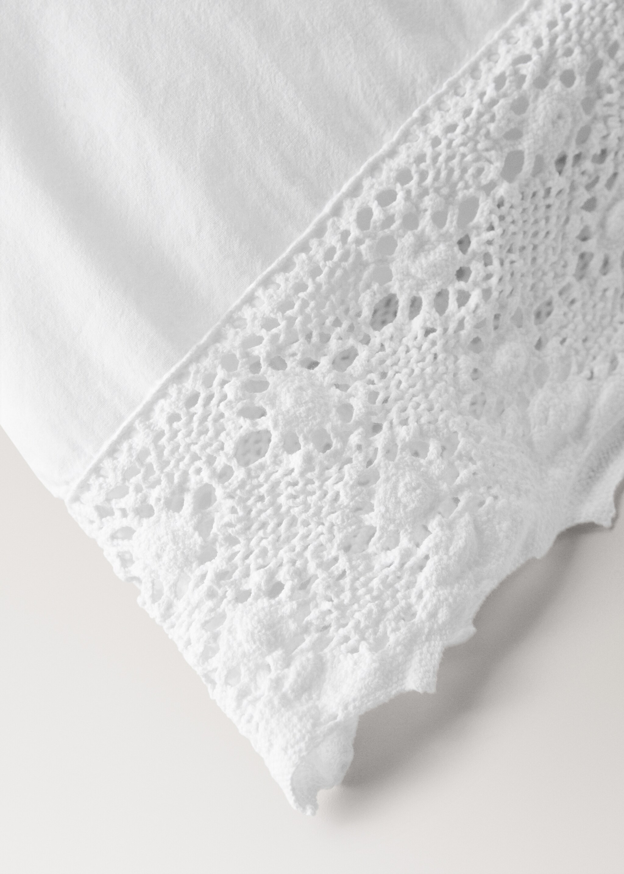 Two garment-dyed cotton pillowcases with wide lace 50x75 cm - Details of the article 3, White. Ref: 27022926-00.