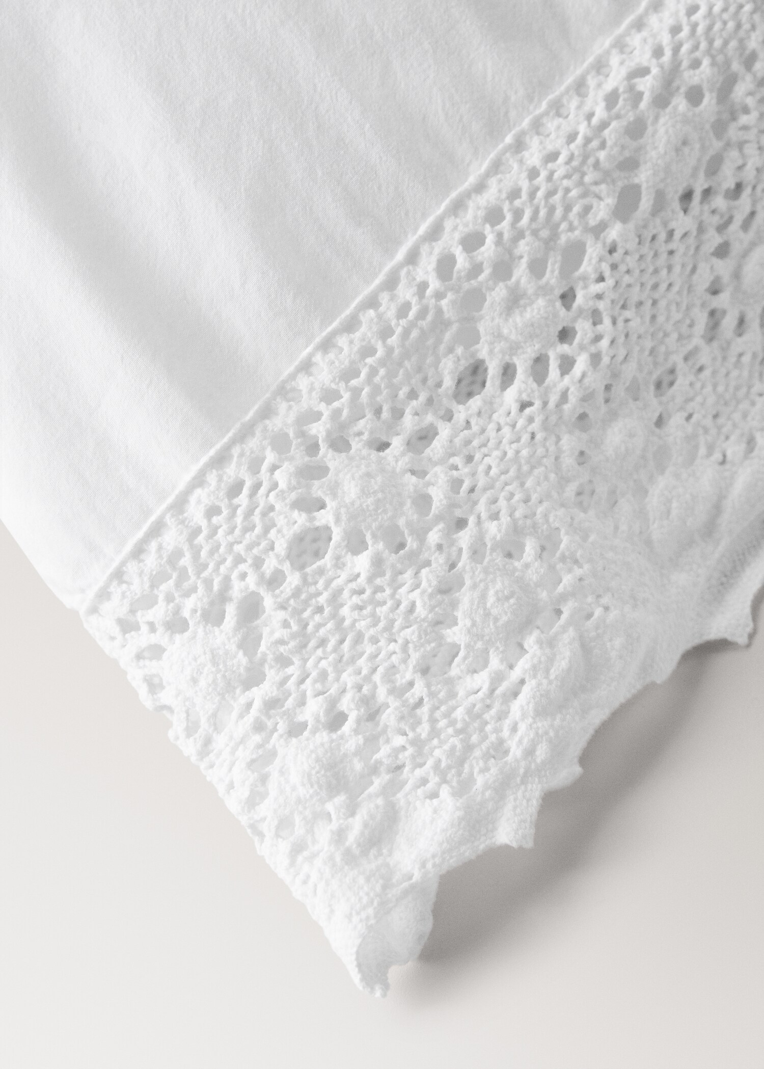 Two garment-dyed cotton pillowcases with wide lace 50x75 cm - Details of the article 3