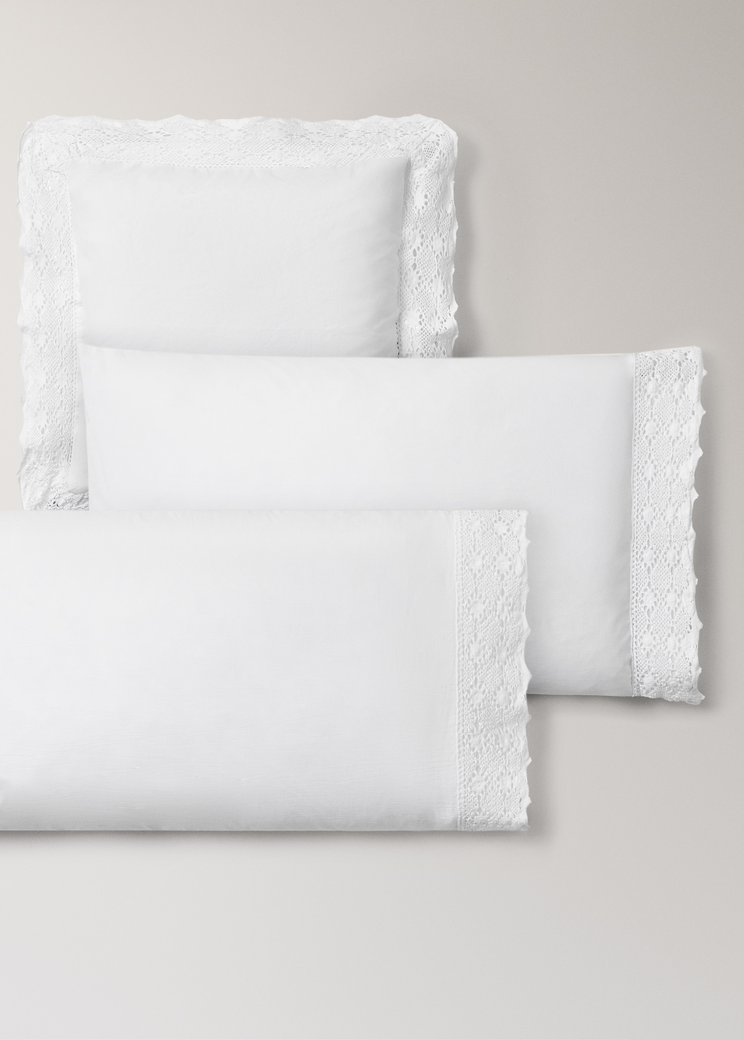 Two garment-dyed cotton pillowcases with wide lace 50x75 cm - Details of the article 4