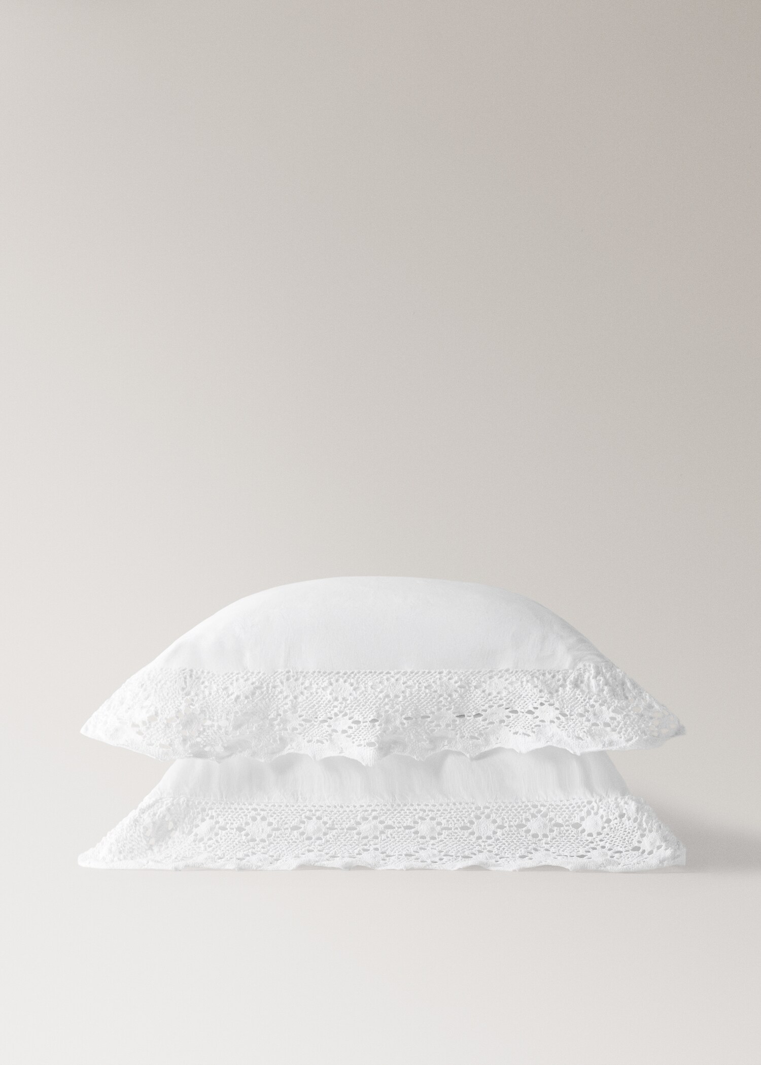 Zwei Kopfkissenbezügee aus Baumwolle, garment-dyed, mit breiter Spitze, 60 x 60 cm - Detail des Artikels 1