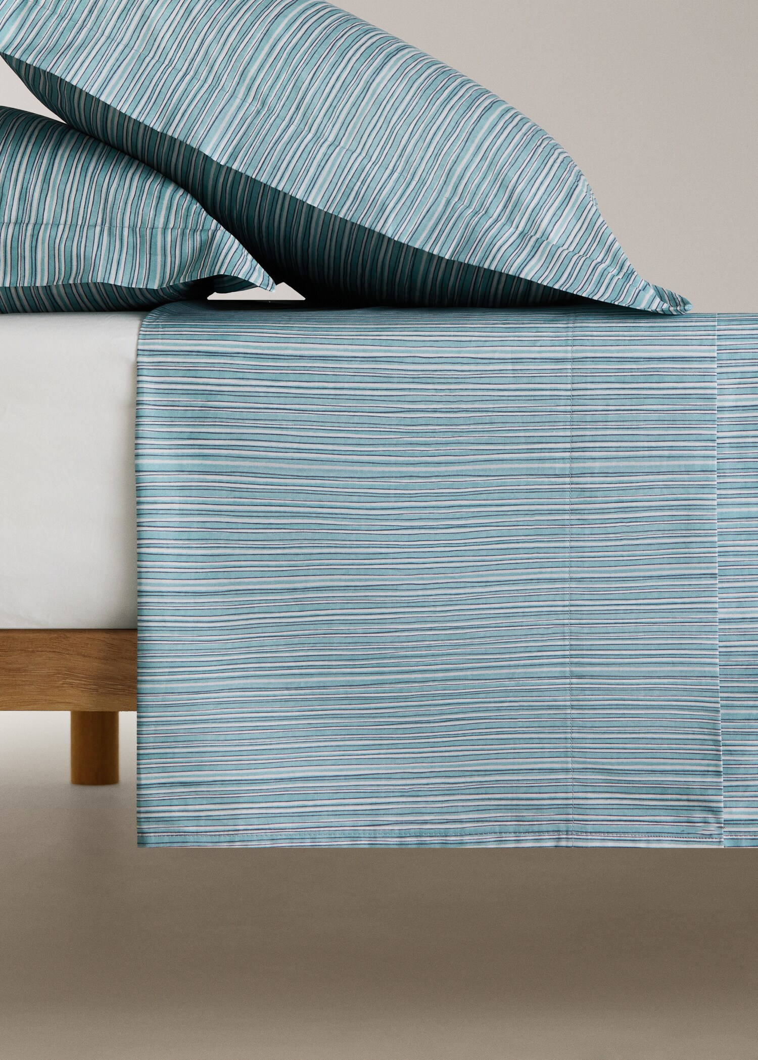 Top sheet with irregular fine stripe pattern 135/140 cm - Article without model