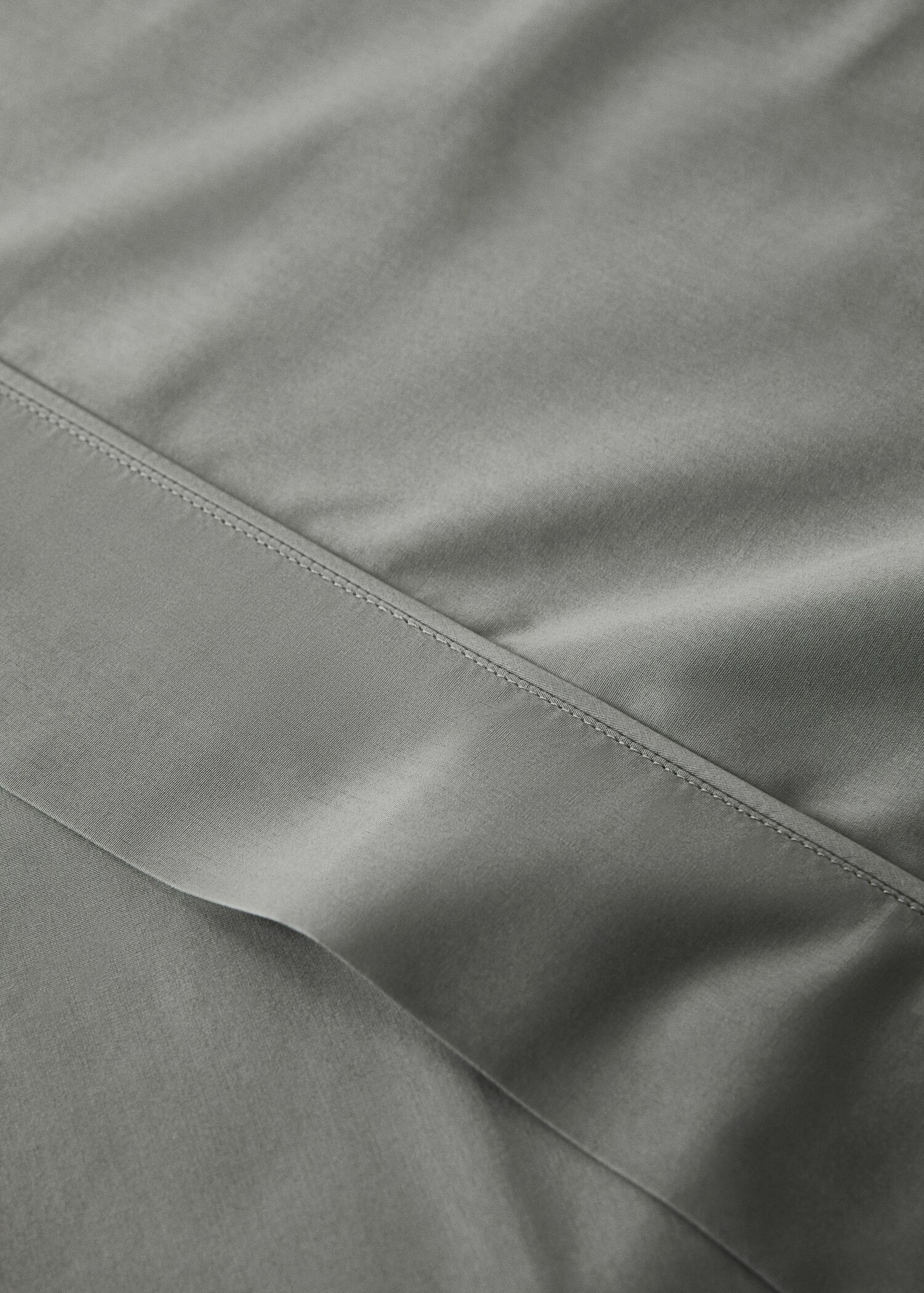 500 thread count percale cotton top sheet with rounded piping detail for a 200 cm bed - Details of the article 1
