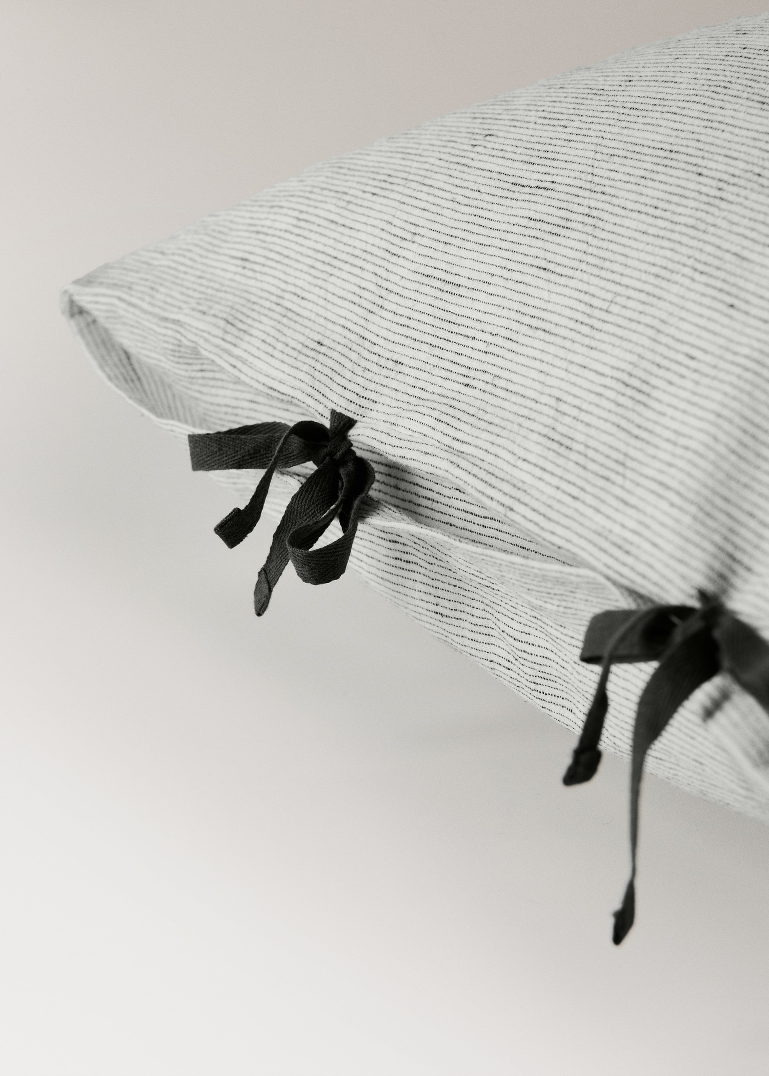 Two cotton linen pillowcases tie closures 50 x 75 cm - Details of the article 1