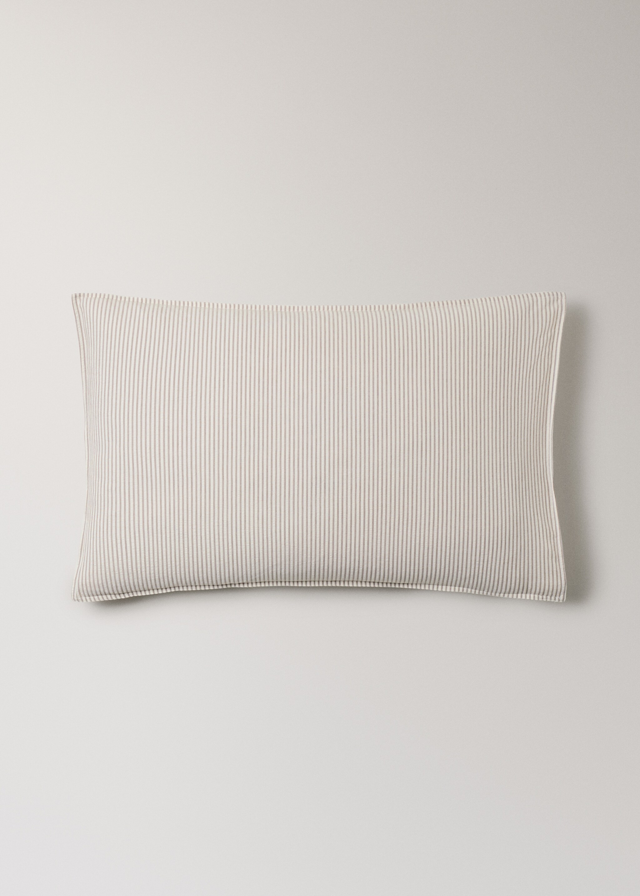 Zwei Kopfkissenbezüge aus Seersucker-Baumwolle mit feinen Streifen, 50 x 75 cm - Artikel ohne Model, Kaffeebraun. Ref: 27023273-00.