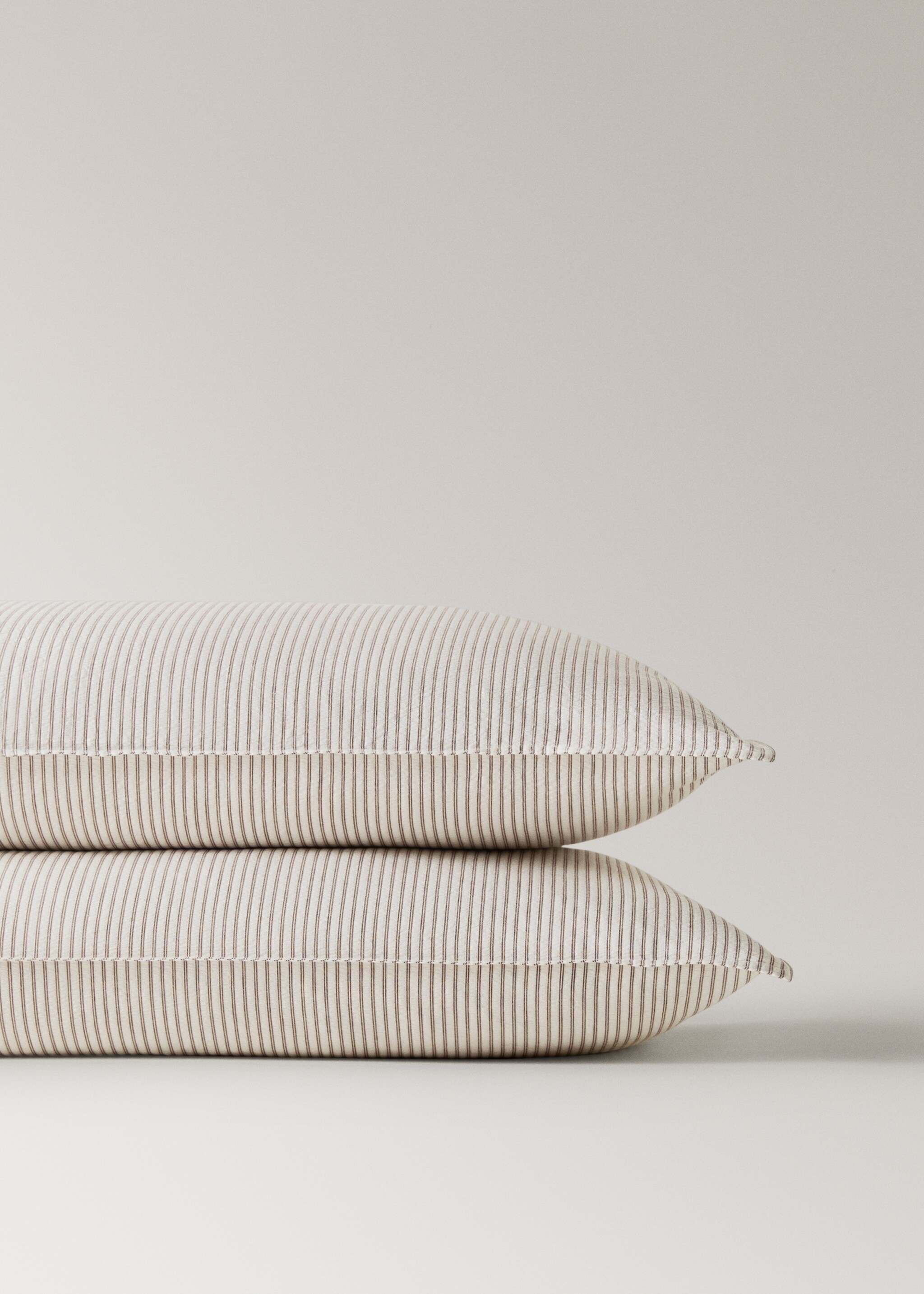 Zwei Kopfkissenbezüge aus Seersucker-Baumwolle mit feinen Streifen, 50 x 75 cm - Detail des Artikels 1, Kaffeebraun. Ref: 27023273-00.