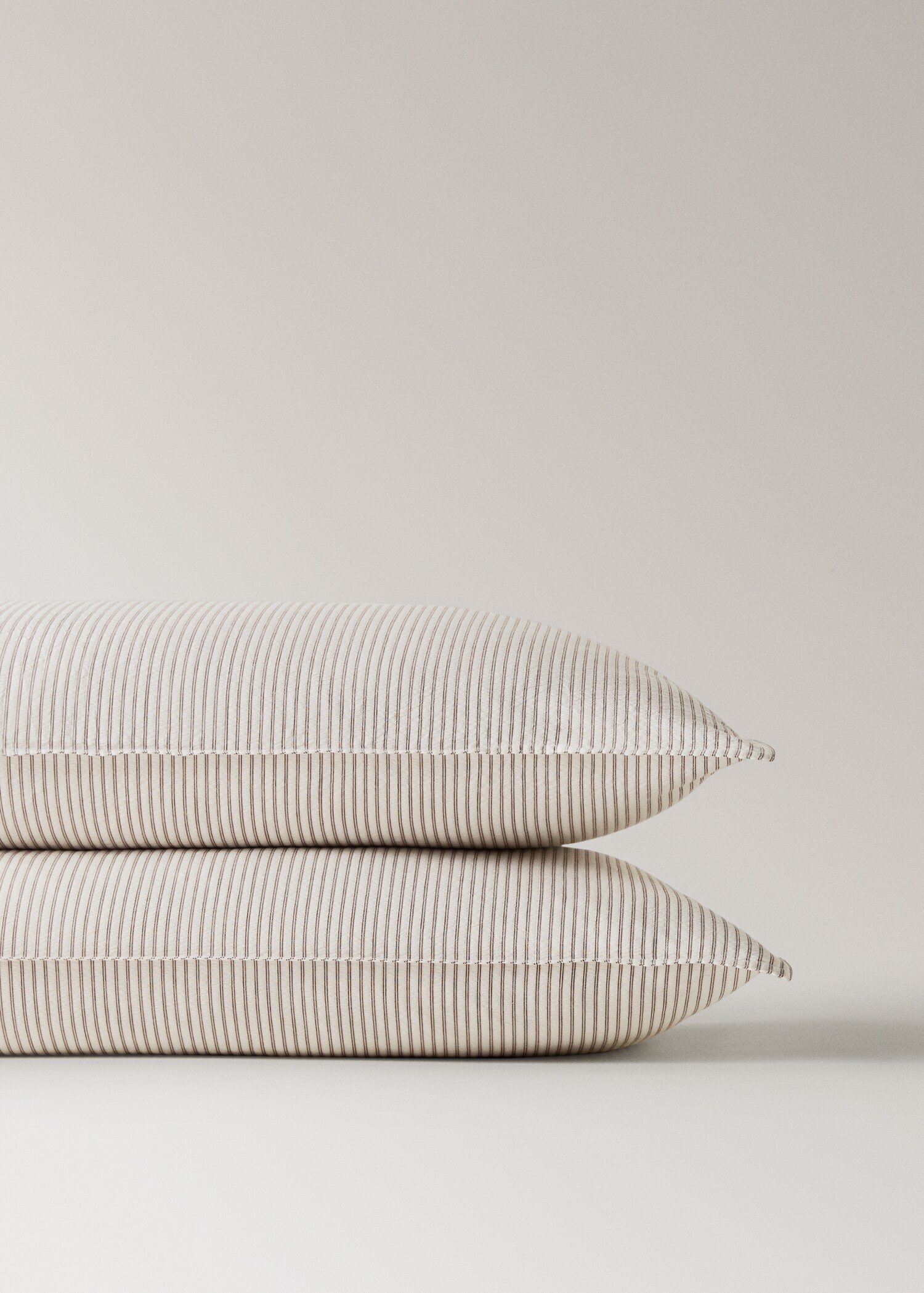 Zwei Kopfkissenbezüge aus Seersucker-Baumwolle mit feinen Streifen, 50 x 75 cm - Detail des Artikels 1