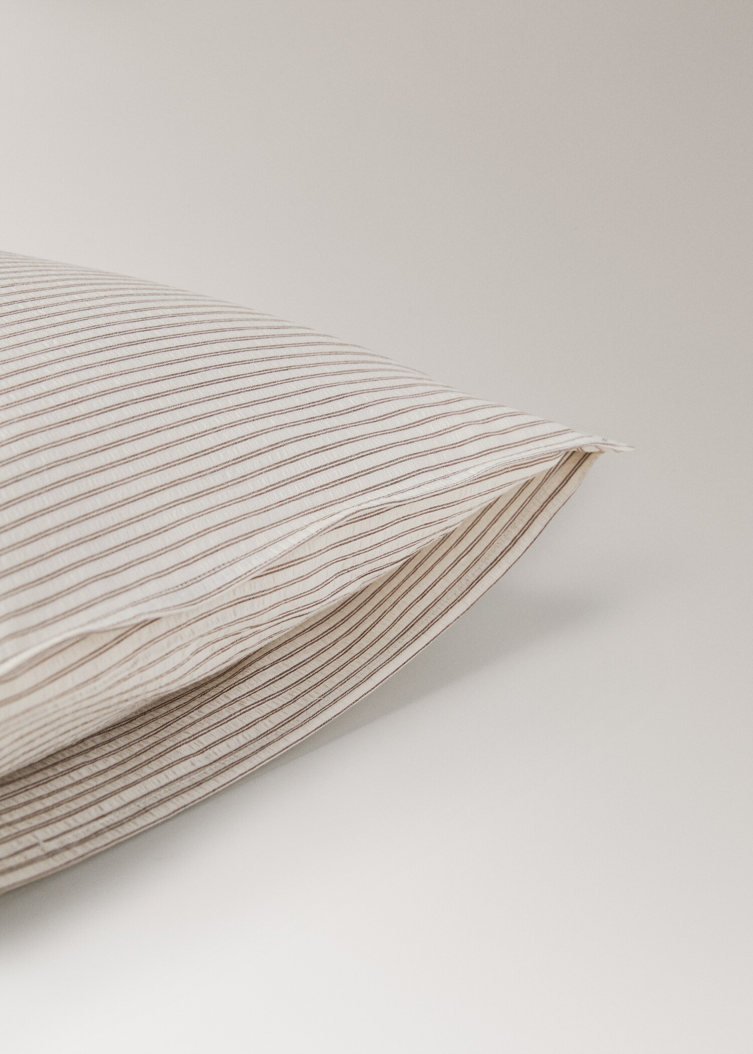 Zwei Kopfkissenbezüge aus Seersucker-Baumwolle mit feinen Streifen, 50 x 75 cm - Detail des Artikels 2